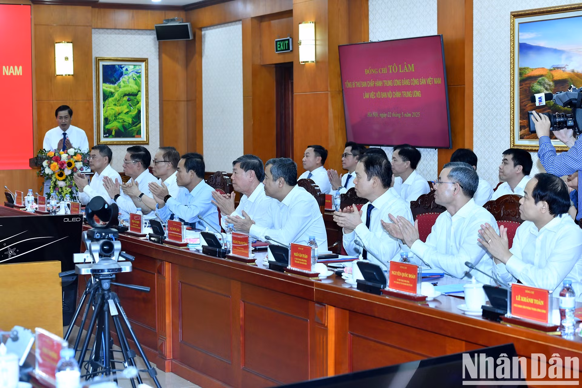 Los dirigentes y delegados del Partido y del Estado. Los dirigentes y delegados del Partido y del Estado.