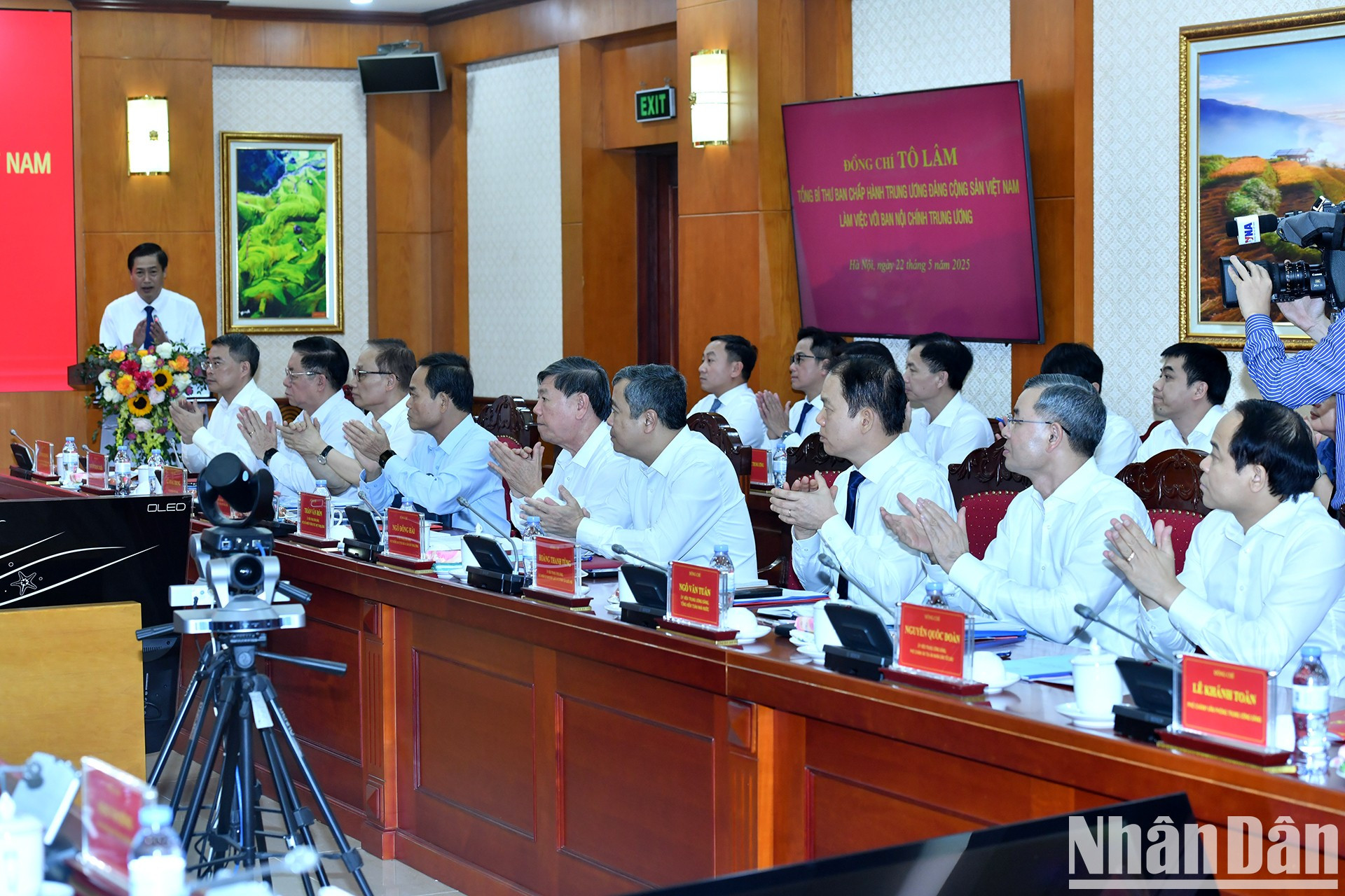 Los dirigentes y delegados del Partido y del Estado. Los dirigentes y delegados del Partido y del Estado.