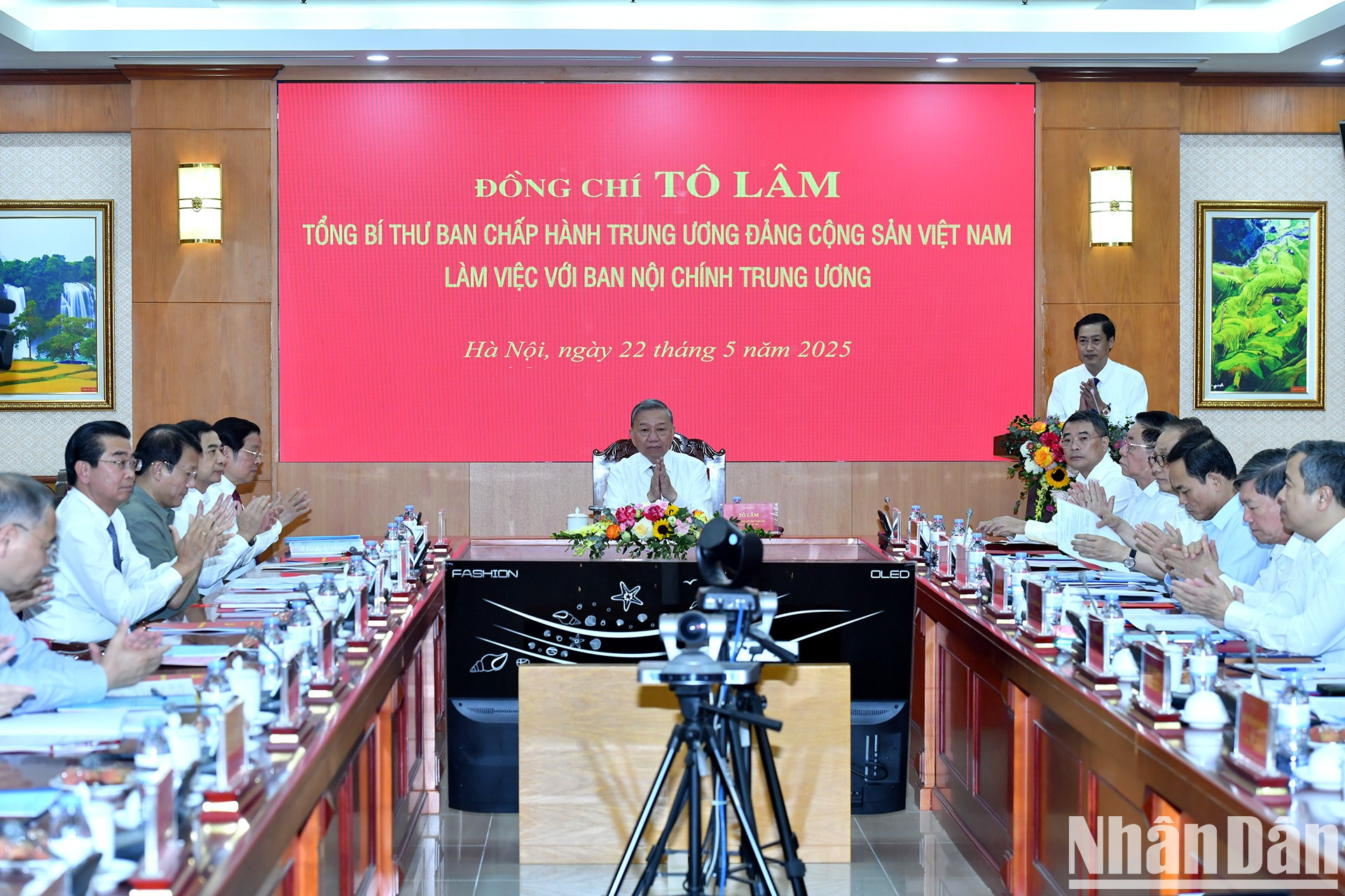 El secretario general del PCV, To Lam, preside la sesión de trabajo. El secretario general del PCV, To Lam, preside la sesión de trabajo.