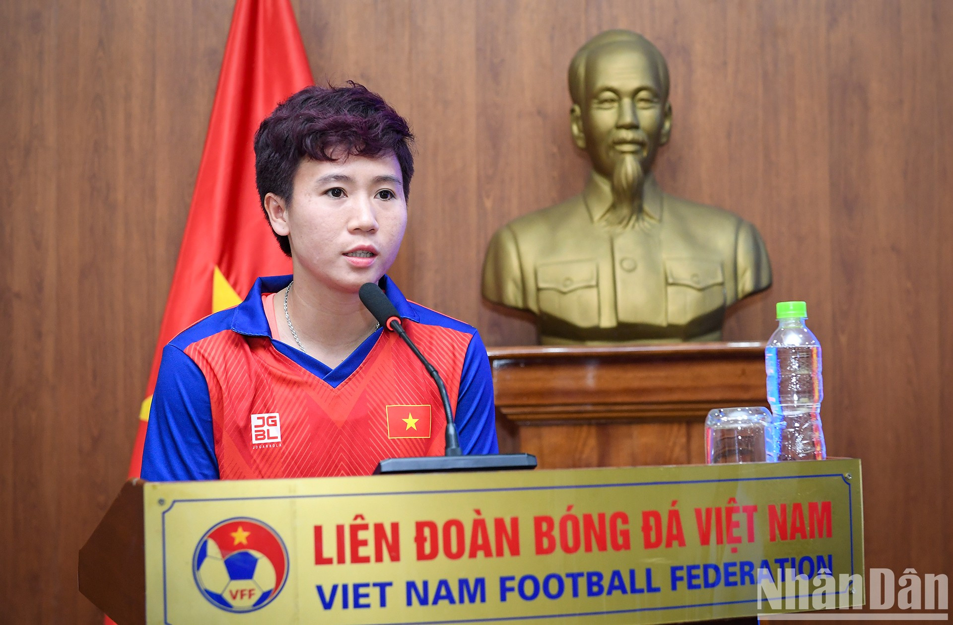 La mediocampista Tuyet Dung afirmó que los regalos son la motivación para que el conjunto se esfuerce más en los próximos torneos, incluida la Copa Mundial Femenina de Fútbol de 2023 que tendrá lugar en julio en Nueva Zelanda. La mediocampista Tuyet Dung afirmó que los regalos son la motivación para que el conjunto se esfuerce más en los próximos torneos, incluida la Copa Mundial Femenina de Fútbol de 2023 que tendrá lugar en julio en Nueva Zelanda.
