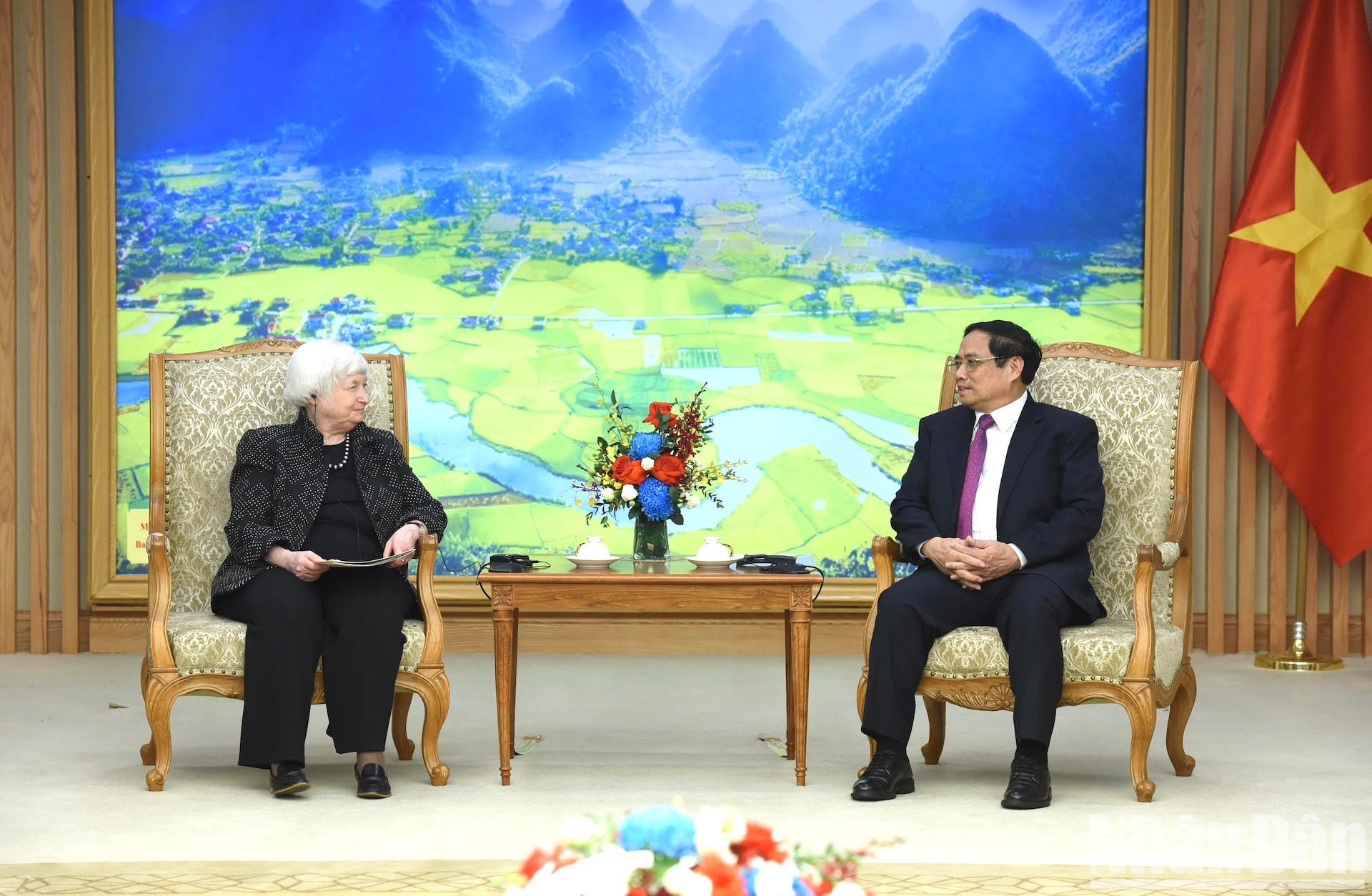 El primer ministro vietnamita, Pham Minh Chinh, recibe a la secretaria del Tesoro de EE.UU., Janet Yellen.