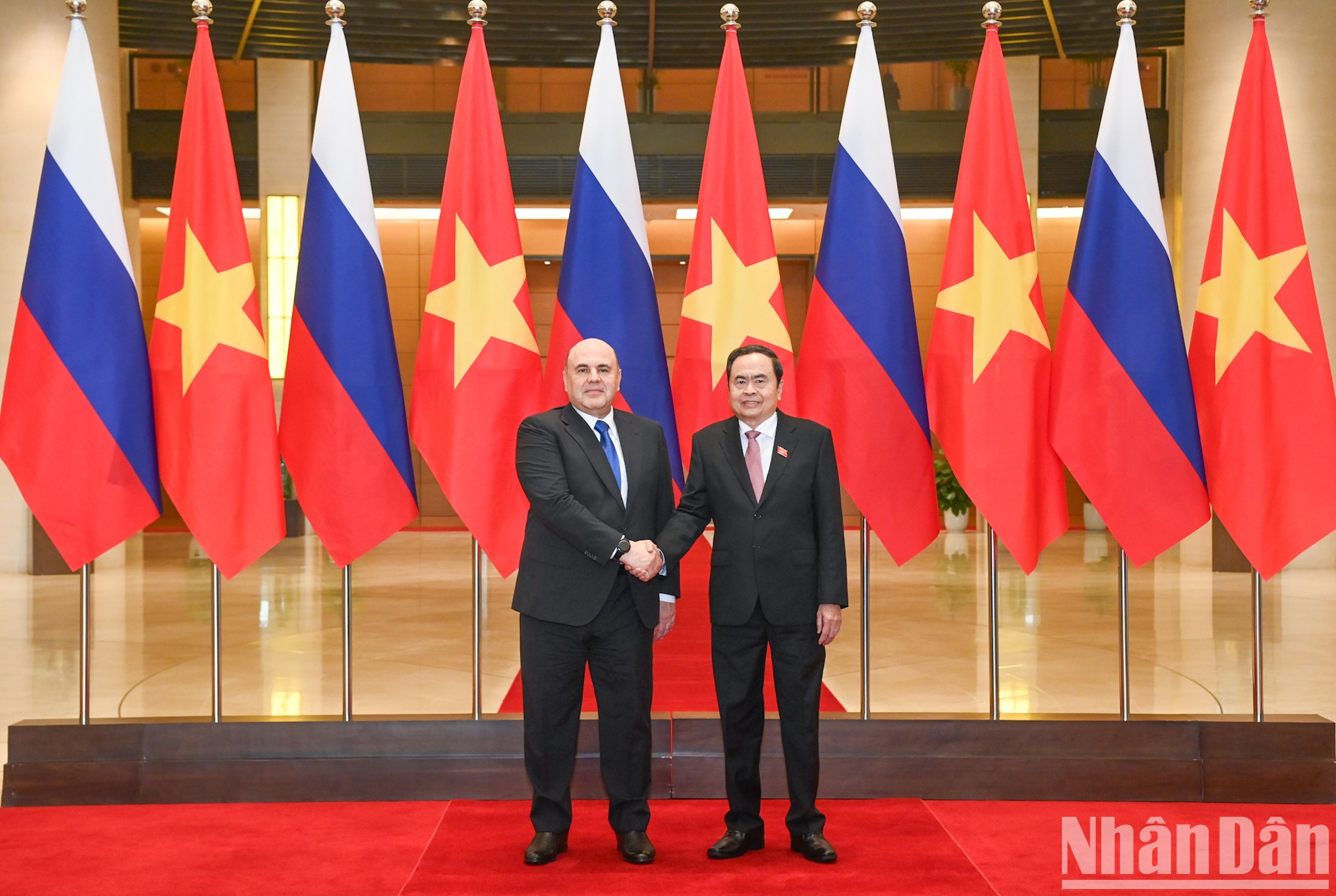 El titular del Parlamento vietnamita, Tran Thanh Man, y el primer ministro de Rusia, Mijail Vladimirovich Mishustin. El titular del Parlamento vietnamita, Tran Thanh Man, y el primer ministro de Rusia, Mijail Vladimirovich Mishustin.