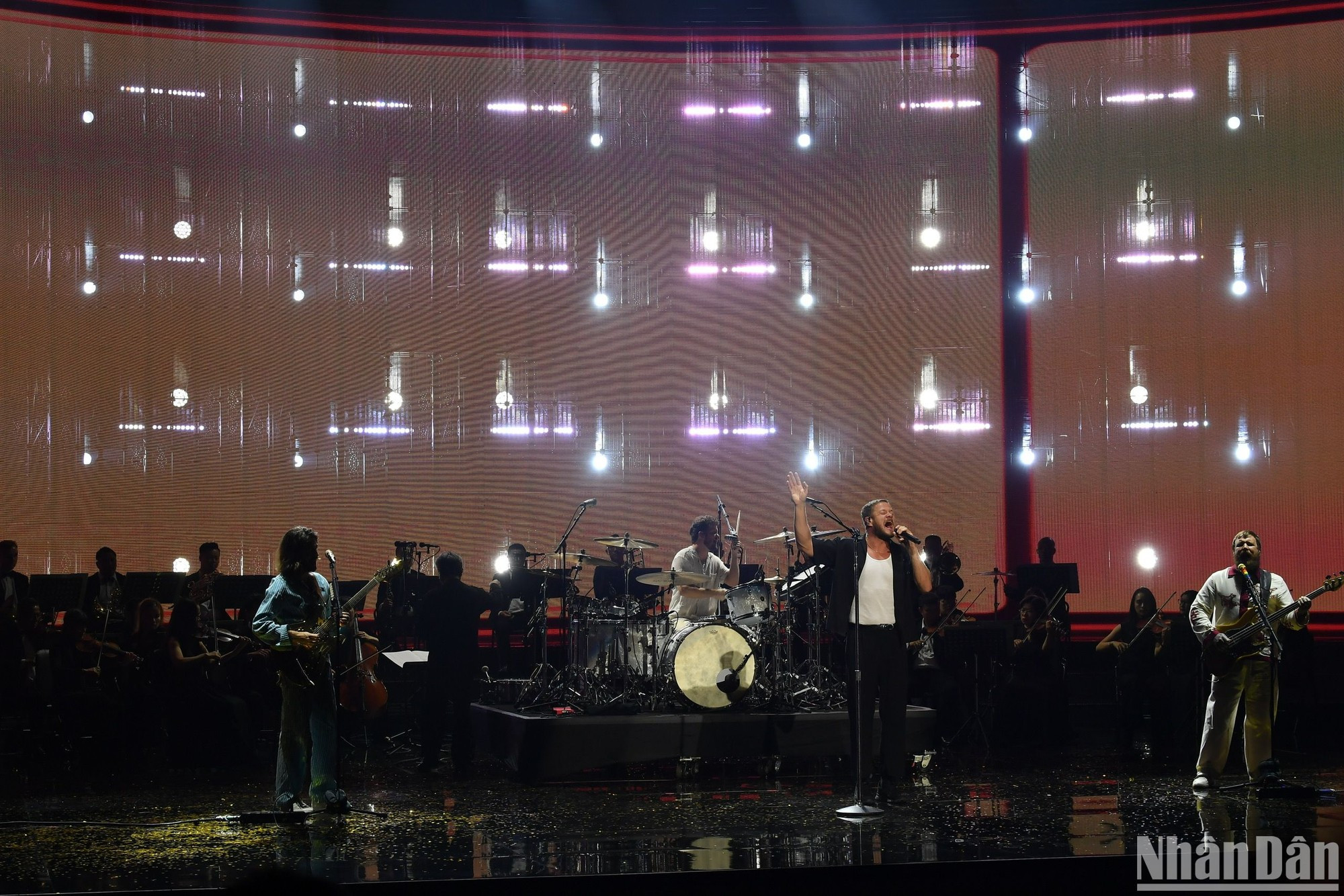 Los Premios VinFuture 2024 concluyen con la canción "Walking the Wire", interpretada por el grupo musical internacional Imagine Dragons y la Orquesta Sinfónica Nacional de Vietnam.