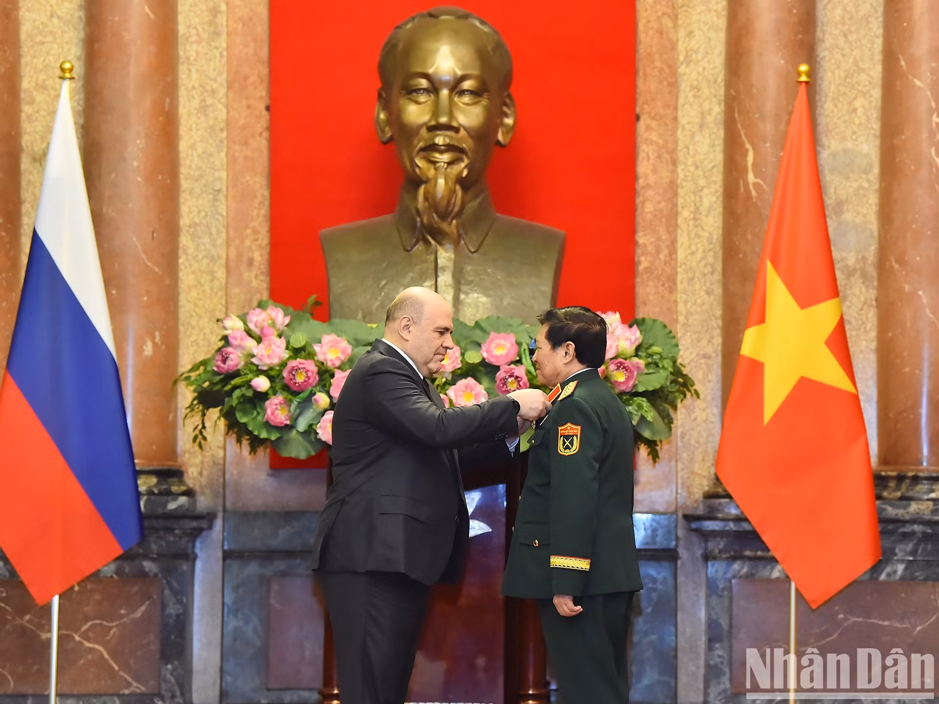 El primer ministro ruso, Mijaíl Vladimirovich Mishustin, entrega la Medalla de la Amistad del Estado de Rusia al general Ngo Xuan Lich, ex ministro de Defensa.