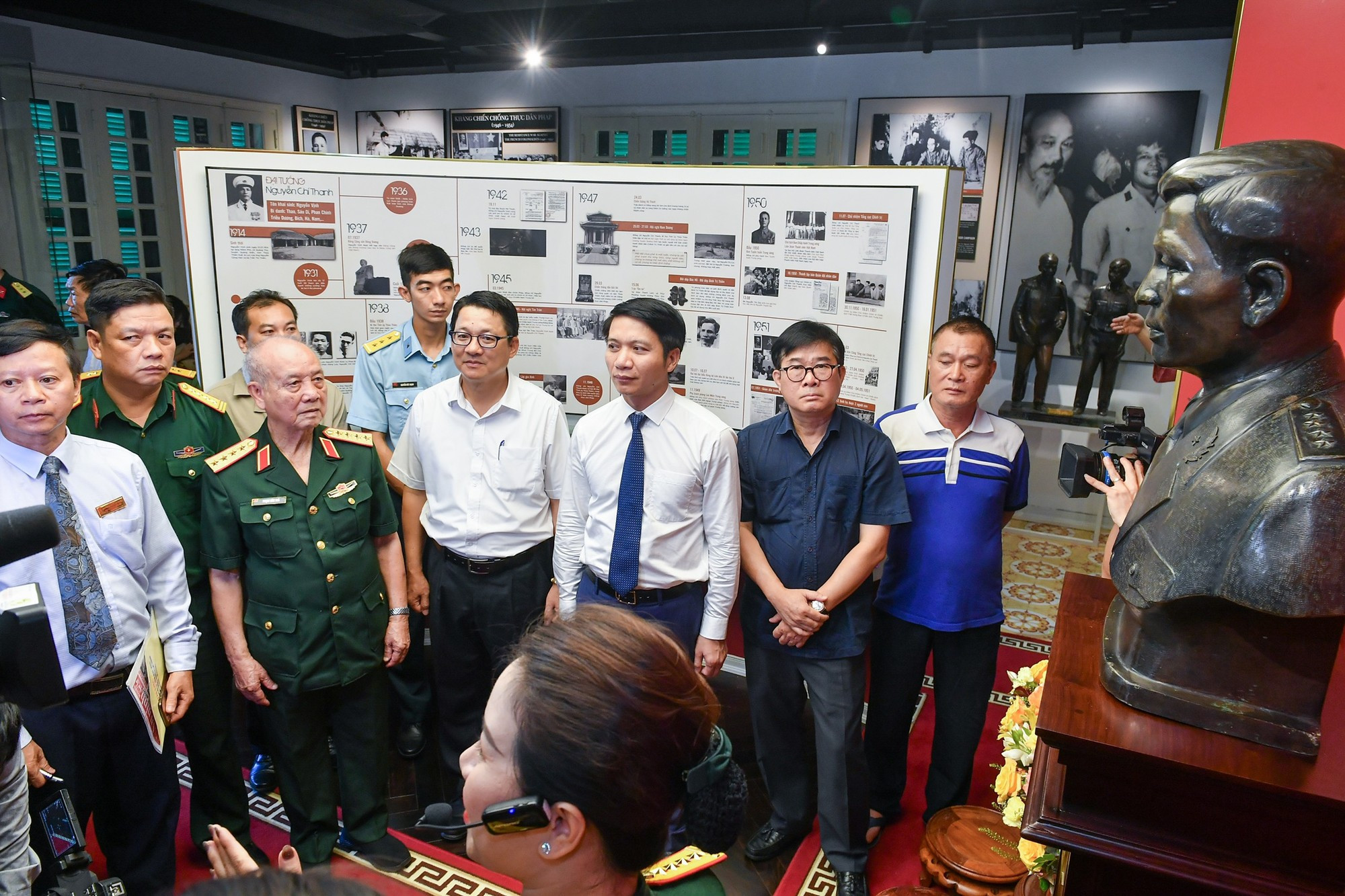El general Pham Van Tra, ex ministro de Defensa, y visitantes al Museo. (Foto: Thanh Dat)