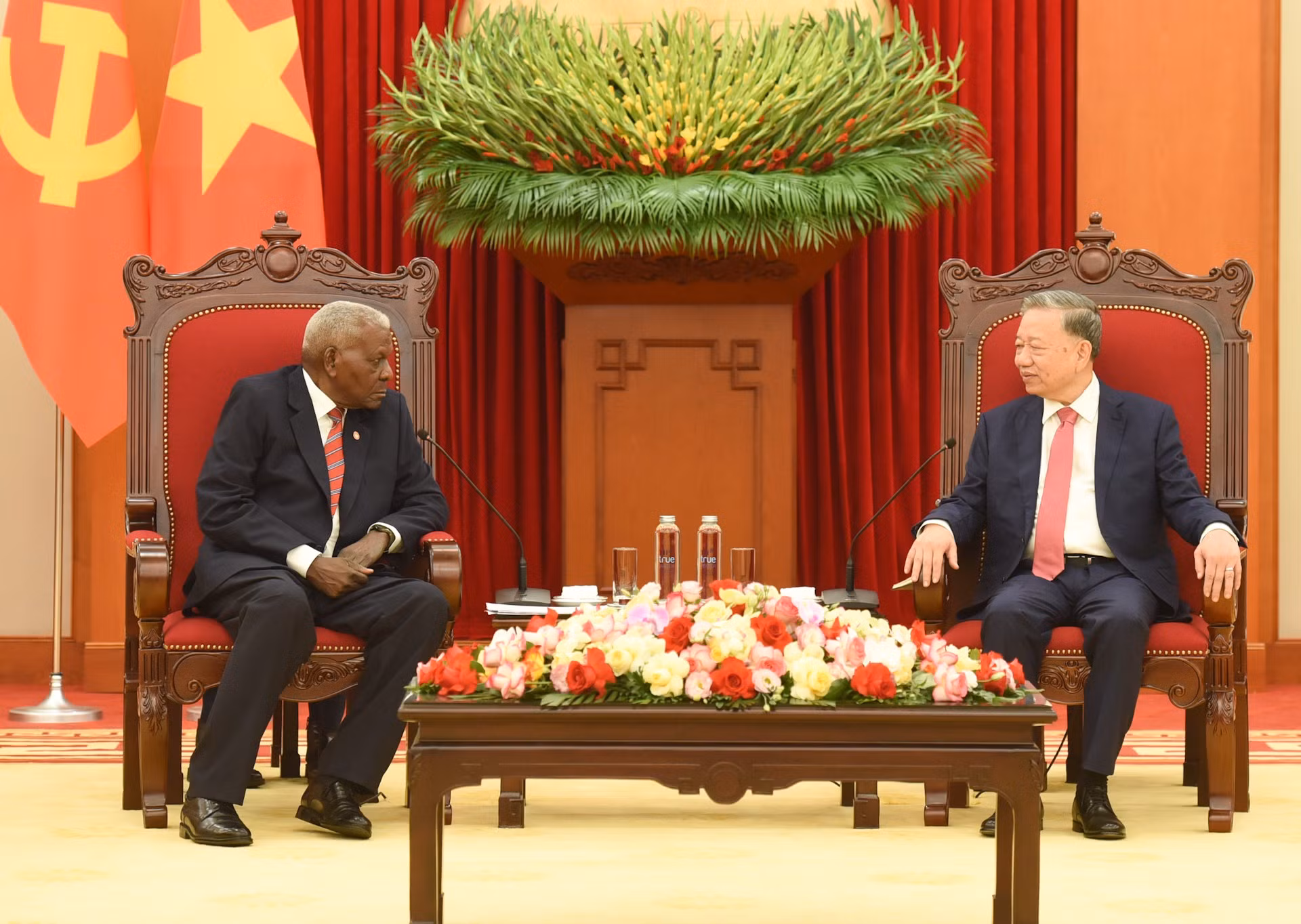 El secretario general del PCV, To Lam, recibe al titular del Parlamento cubano, Esteban Lazo Hernández.