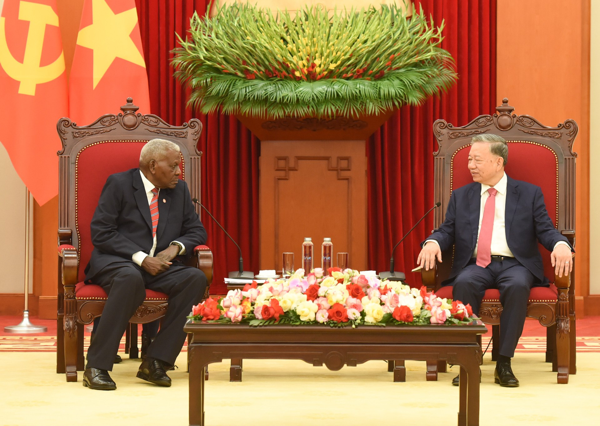 El secretario general del PCV, To Lam, recibe al titular del Parlamento cubano, Esteban Lazo Hernández.