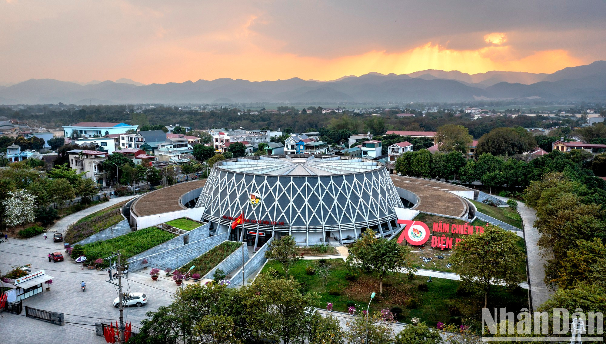 El Museo Histórico de la Victoria de Dien Bien Phu se construyó en 2012 y se inauguró en 2014 para conmemorar el 60 aniversario de la estratégica batalla. Se trata de un proyecto de arquitectura moderna. Su exterior está diseñado en forma de sombrero de bambú cubierto con una red para camuflaje, junto con motivos de diamantes, que simbolizan el chaleco protector que llevaban los soldados durante la campaña de Dien Bien en 1954. El Museo Histórico de la Victoria de Dien Bien Phu se construyó en 2012 y se inauguró en 2014 para conmemorar el 60 aniversario de la estratégica batalla. Se trata de un proyecto de arquitectura moderna. Su exterior está diseñado en forma de sombrero de bambú cubierto con una red para camuflaje, junto con motivos de diamantes, que simbolizan el chaleco protector que llevaban los soldados durante la campaña de Dien Bien en 1954.