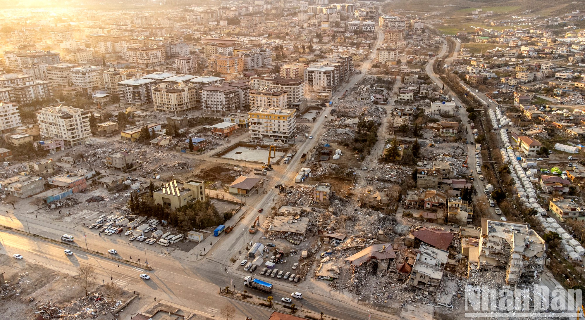 Todos fueron "derribados" por el terremoto. Terrenos donde antes se alzaban casas, escuelas, hospitales y cines ahora son montones de piedra, hierro y acero. Todos fueron "derribados" por el terremoto. Terrenos donde antes se alzaban casas, escuelas, hospitales y cines ahora son montones de piedra, hierro y acero.