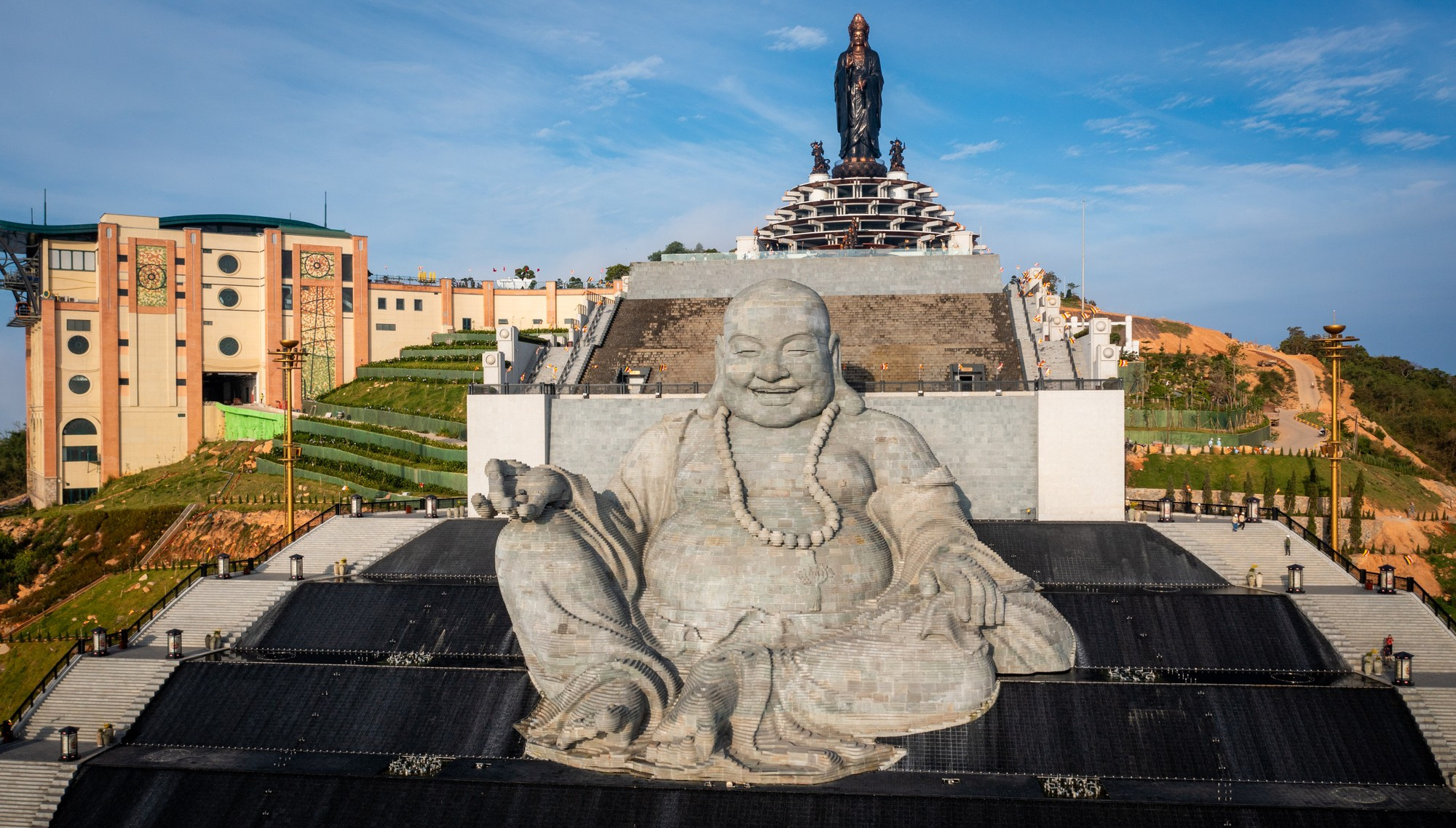 La estatua gigante del Buda Maitreya en la cima de la montaña Ba Den tiene una altura de 36 metros y un peso de 5.112 toneladas.