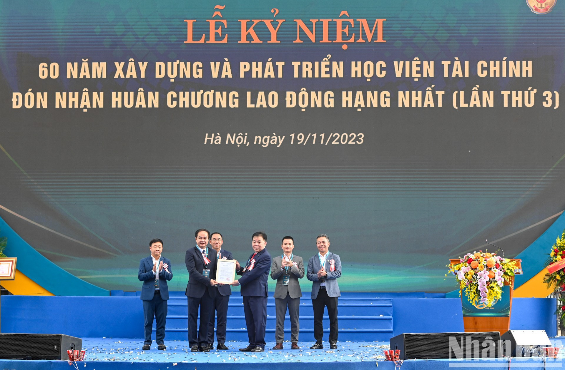 El viceministro de asuntos internos, Nguyen Chien Thang, otorga a la Academia la decisión de establecer el Fondo de desarrollo educativo. El viceministro de asuntos internos, Nguyen Chien Thang, otorga a la Academia la decisión de establecer el Fondo de desarrollo educativo.