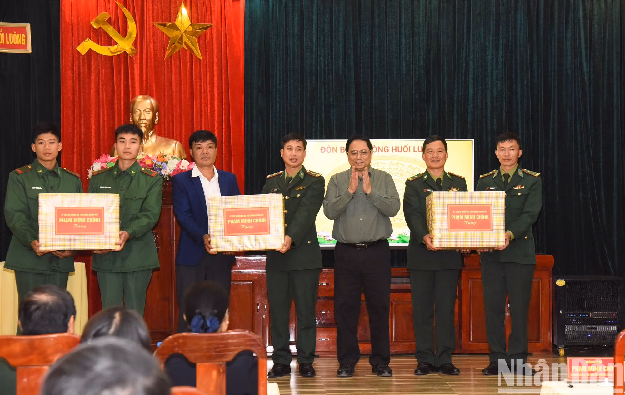 Minh Chinh entrega regalos a los oficiales y soldados.