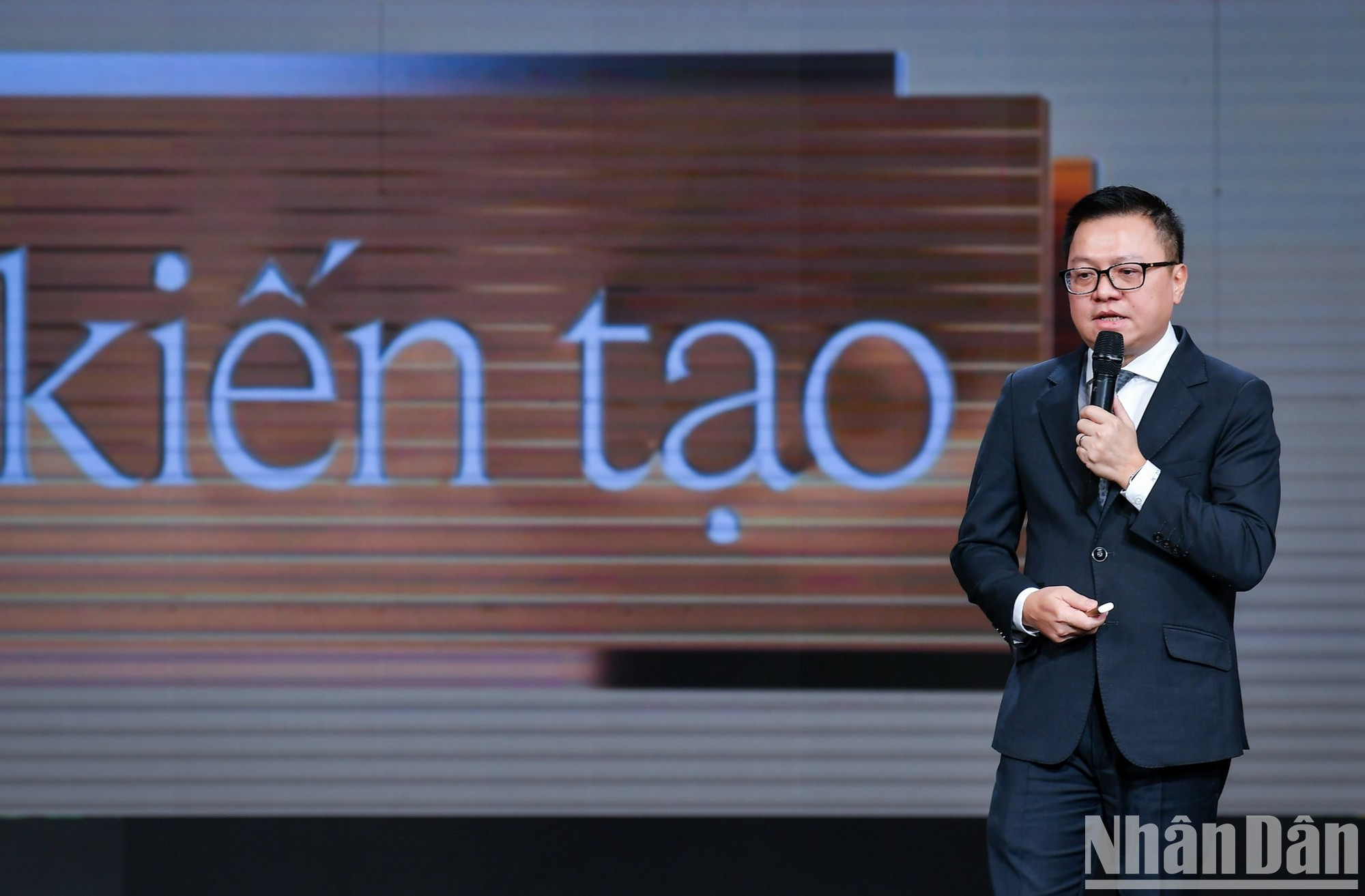 Le Quoc Minh, presidente-editor del periódico Nhan Dan, y jefe del Comité Organizador del Premio, habla en la cita. Le Quoc Minh, presidente-editor del periódico Nhan Dan, y jefe del Comité Organizador del Premio, habla en la cita.