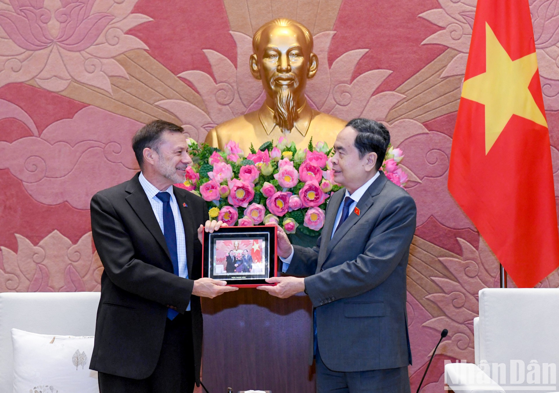 El presidente de la Asamblea Nacional vietnamita, Tran Thanh Man, entrega un regalo al embajador australiano en Hanói, Andrew Goledzinowski.