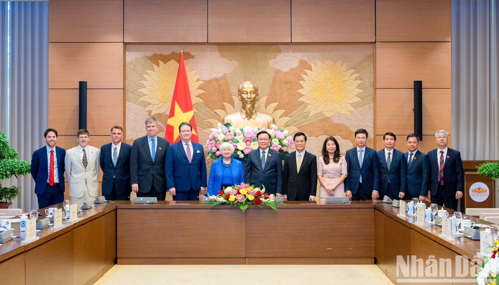 Dinh Hue, Janet Yellen, y los delegados de ambos países, se toman fotos de recuerdo.