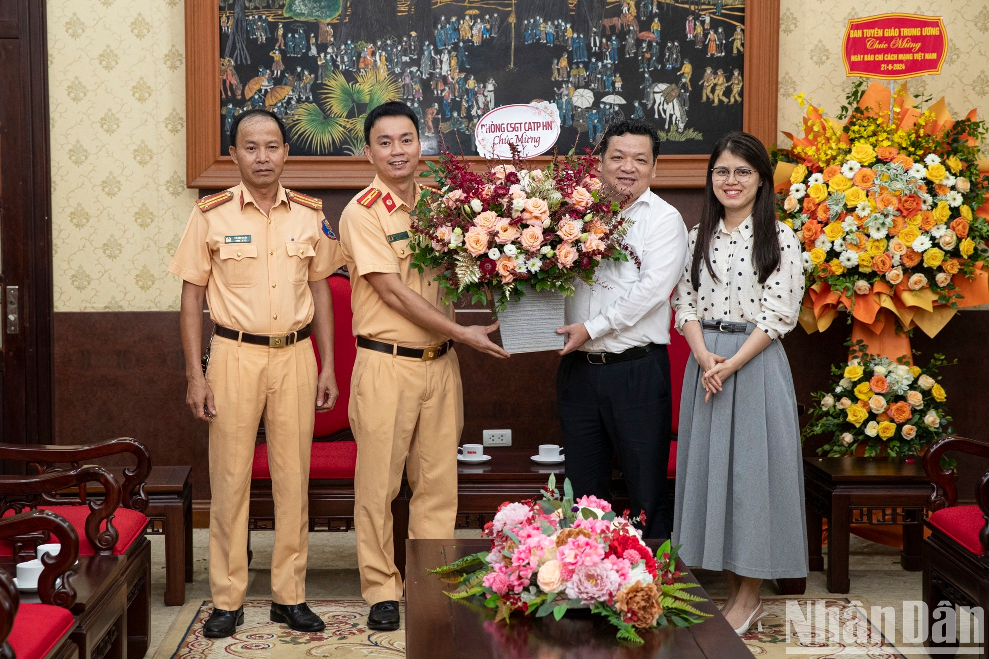 Los funcionarios del periódico reciben flores de felicitación del Policía de tránsito de Hanói.