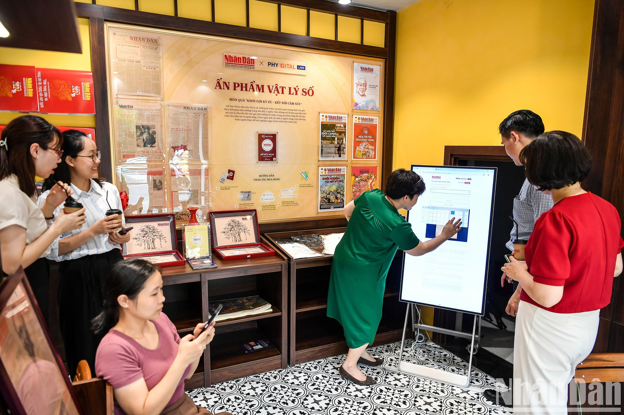 Los habitantes de la capital disfrutan experimentando el espacio de exposición.
