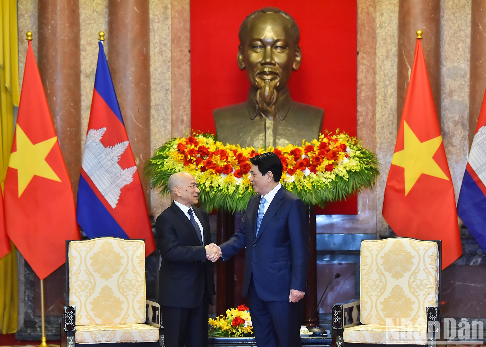 Se trata de la séptima gira de Norodom Sihamoni a Vietnam desde su coronación en 2004. Esta visita reafirma las relaciones de amistad, confianza y respeto que el rey de Camboya, Norodom Sihamoni, siente por Vietnam y los vínculos bilaterales. Se trata de la séptima gira de Norodom Sihamoni a Vietnam desde su coronación en 2004. Esta visita reafirma las relaciones de amistad, confianza y respeto que el rey de Camboya, Norodom Sihamoni, siente por Vietnam y los vínculos bilaterales.