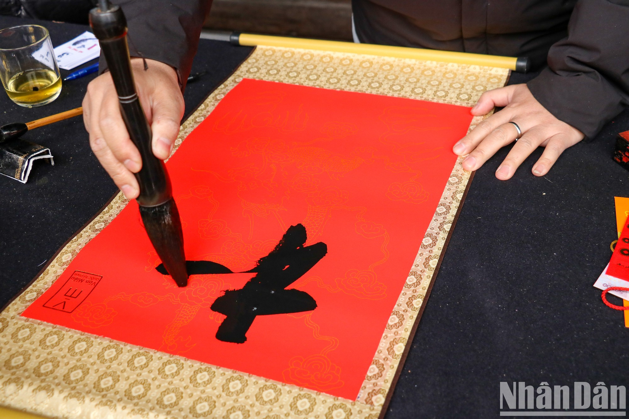 Hábil movimiento de pluma de los ‘ong do’ (maestros confucionistas). Hábil movimiento de pluma de los ‘ong do’ (maestros confucionistas).