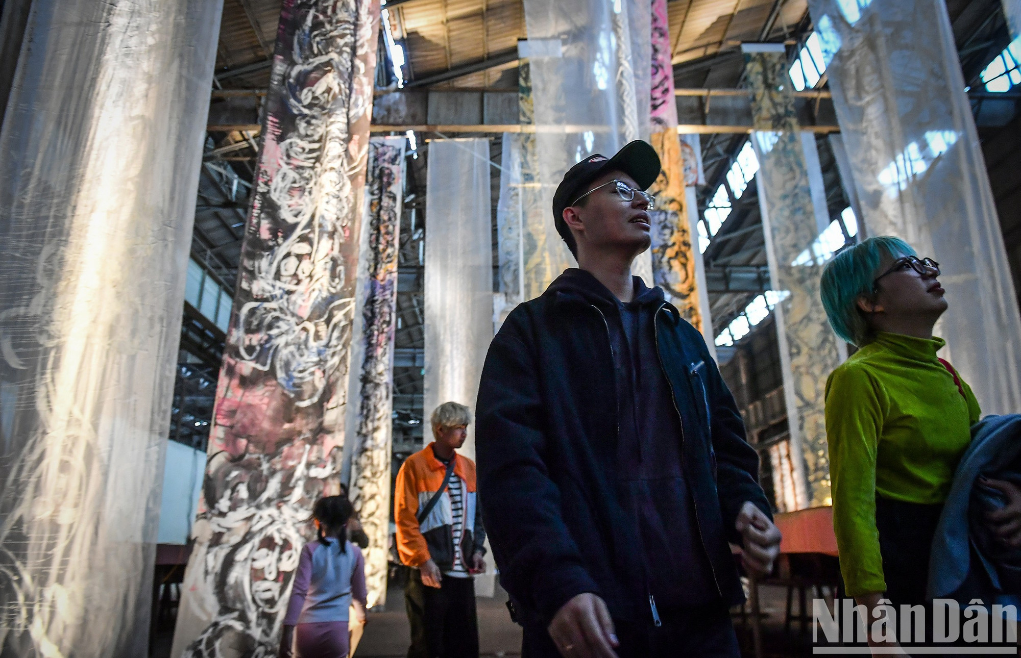 Las largas tiras de cuadros hechos de tela de organza y seda impresionan a los visitantes.