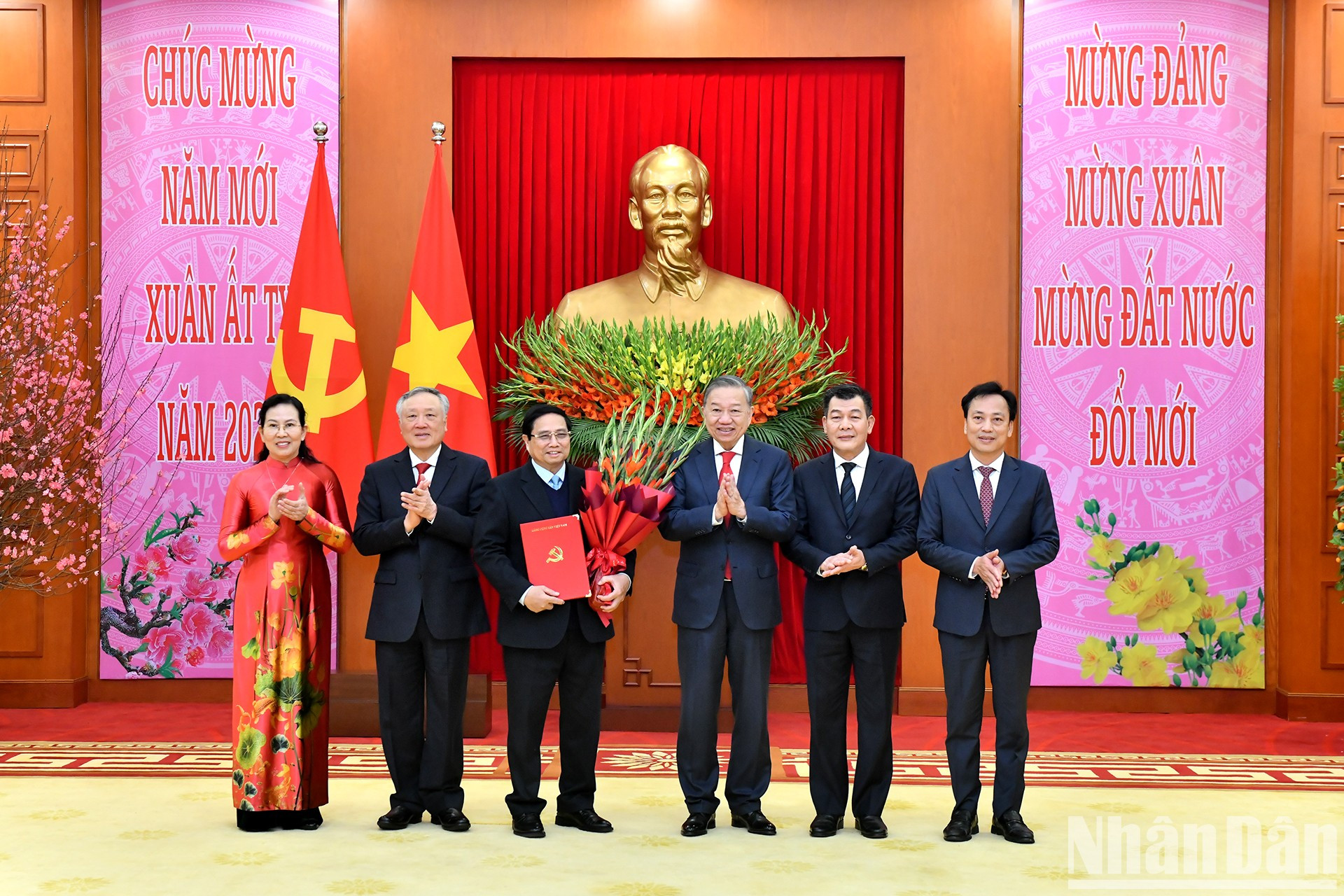 El secretario general del PCV, To Lam, entrega la Decisión sobre el establecimiento, la estructura organizativa, las funciones y tareas, y los nombramientos para el período 2020-2025 del secretario y subsecretarios del Comité del Partido del Gobierno. El secretario general del PCV, To Lam, entrega la Decisión sobre el establecimiento, la estructura organizativa, las funciones y tareas, y los nombramientos para el período 2020-2025 del secretario y subsecretarios del Comité del Partido del Gobierno.