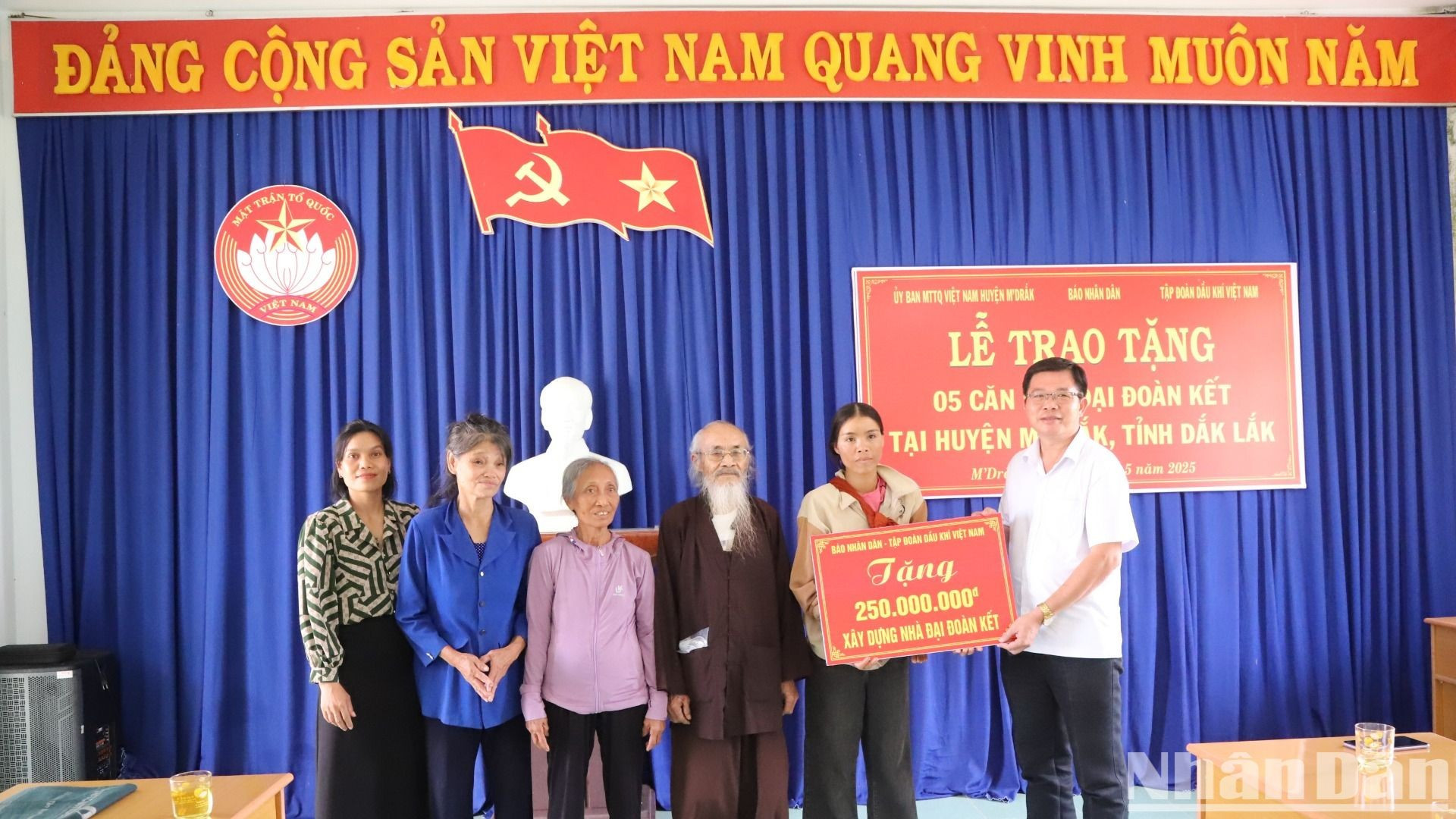 Periódico Nhan Dan dona fondos para construir casas de caridad en distrito remoto ảnh 4 Periódico Nhan Dan dona fondos para construir casas de caridad en distrito remoto ảnh 4