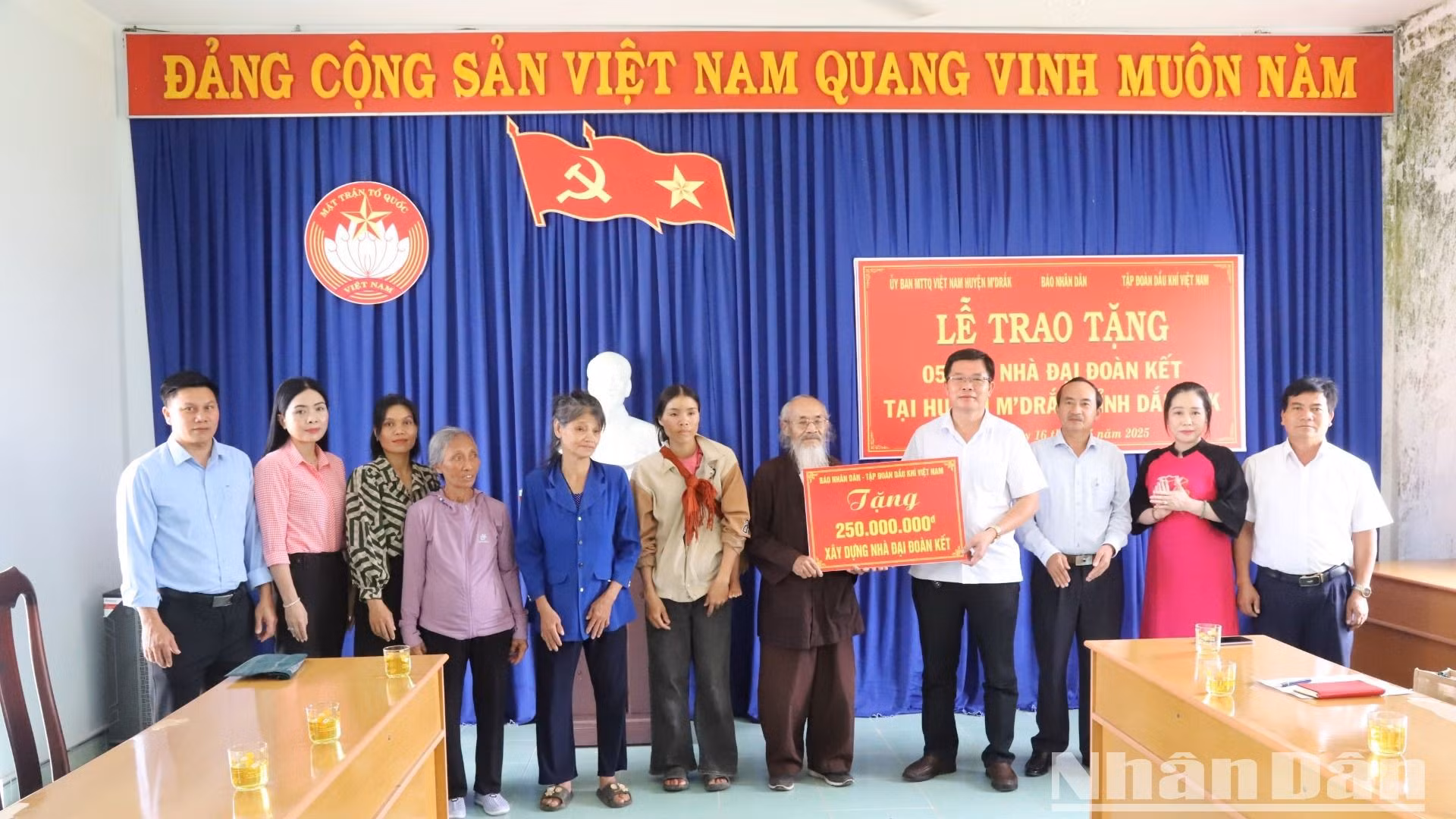 Periódico Nhan Dan dona fondos para construir casas de caridad en distrito remoto