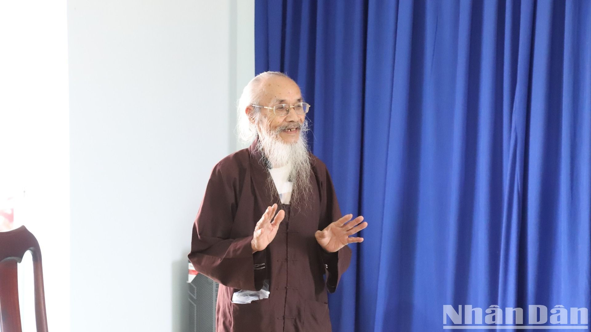 En representación de las cinco familias, Nguyen Nhu Y, residente de la aldea 4, comuna de Krong Jing, agradece al periódico Nhan Dan y al Grupo Nacional de Energía e Industria de Vietnam. En representación de las cinco familias, Nguyen Nhu Y, residente de la aldea 4, comuna de Krong Jing, agradece al periódico Nhan Dan y al Grupo Nacional de Energía e Industria de Vietnam.