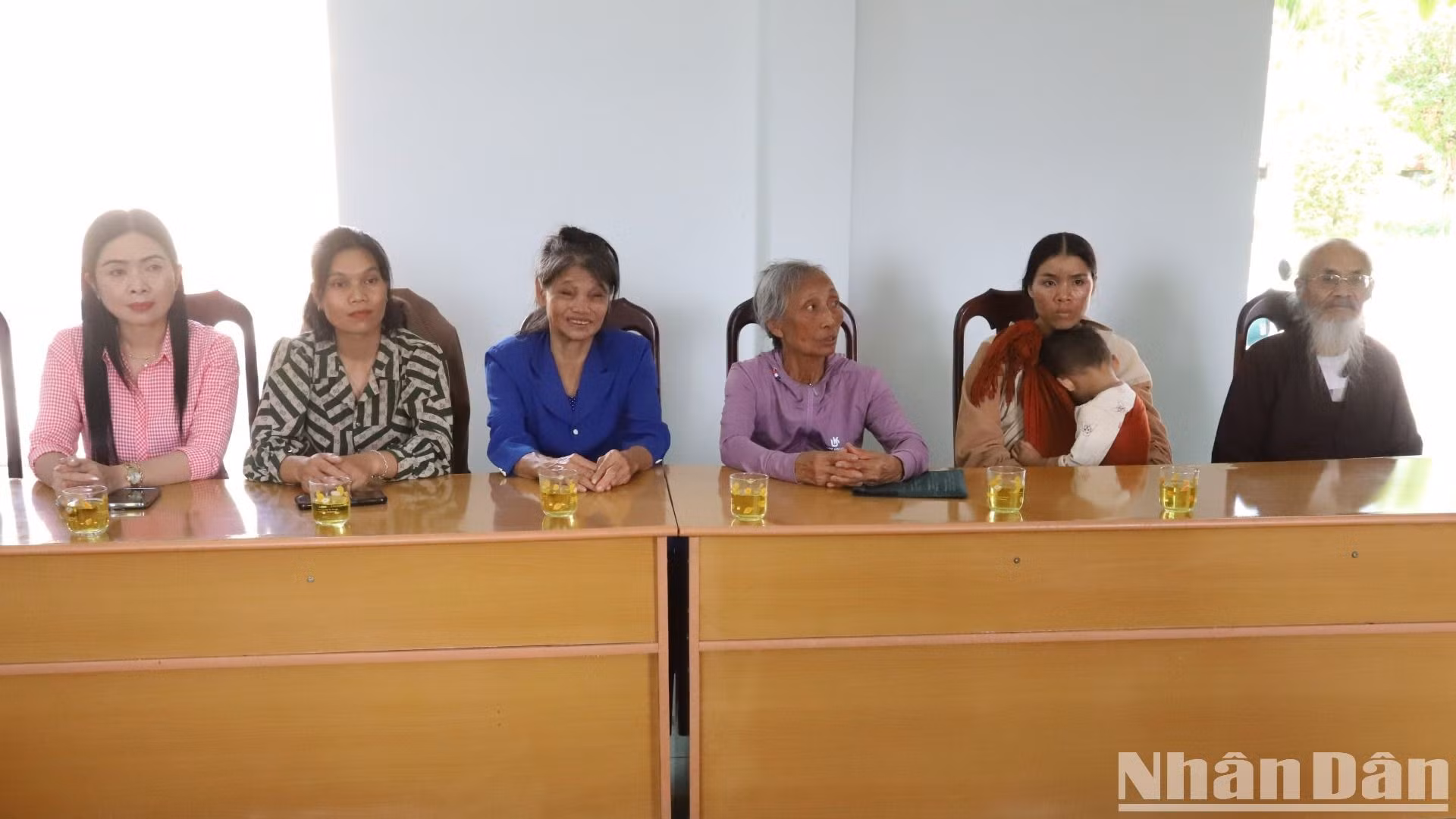 Periódico Nhan Dan dona fondos para construir casas de caridad en distrito remoto ảnh 2