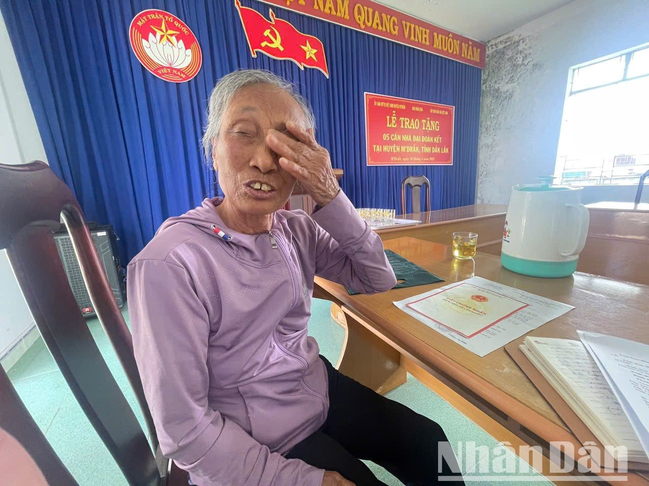 Dao Thi Nghiem, residente de la aldea 5, comuna de Cu Kroa, se emocionó al recibir los fondos donados por el periódico Nhan Dan y el Grupo Nacional de Energía e Industria de Vietnam. Dao Thi Nghiem, residente de la aldea 5, comuna de Cu Kroa, se emocionó al recibir los fondos donados por el periódico Nhan Dan y el Grupo Nacional de Energía e Industria de Vietnam.