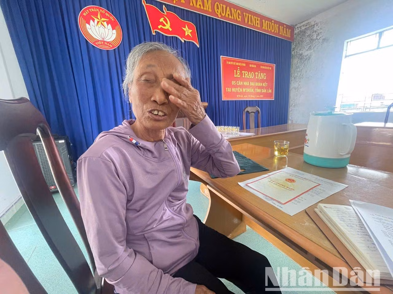 Dao Thi Nghiem, residente de la aldea 5, comuna de Cu Kroa, se emocionó al recibir los fondos donados por el periódico Nhan Dan y el Grupo Nacional de Energía e Industria de Vietnam.