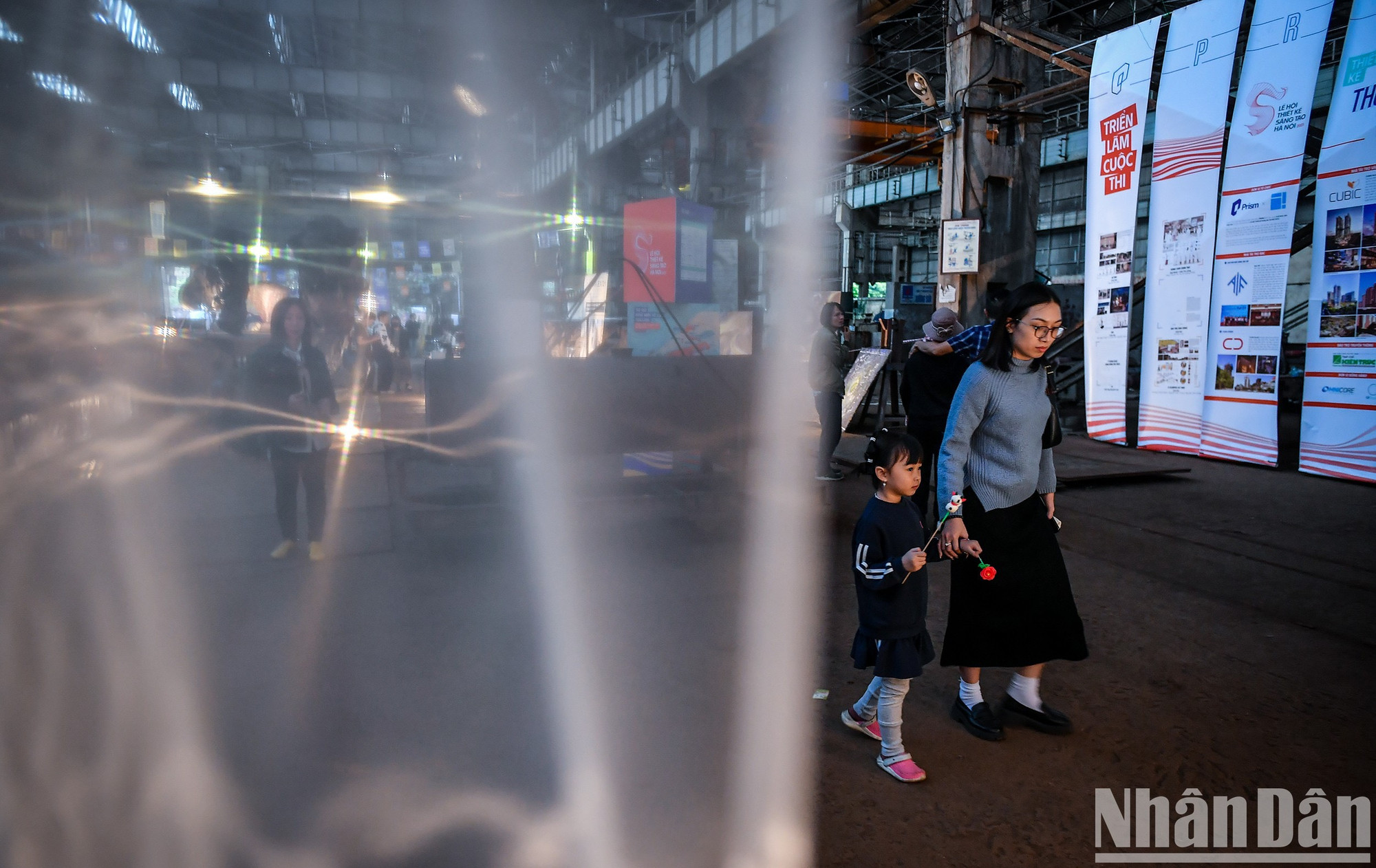 La fábrica de trenes de Gia Lam se ha transformado en espacios de exposición con 16 secciones que combinan efectos visuales únicos.