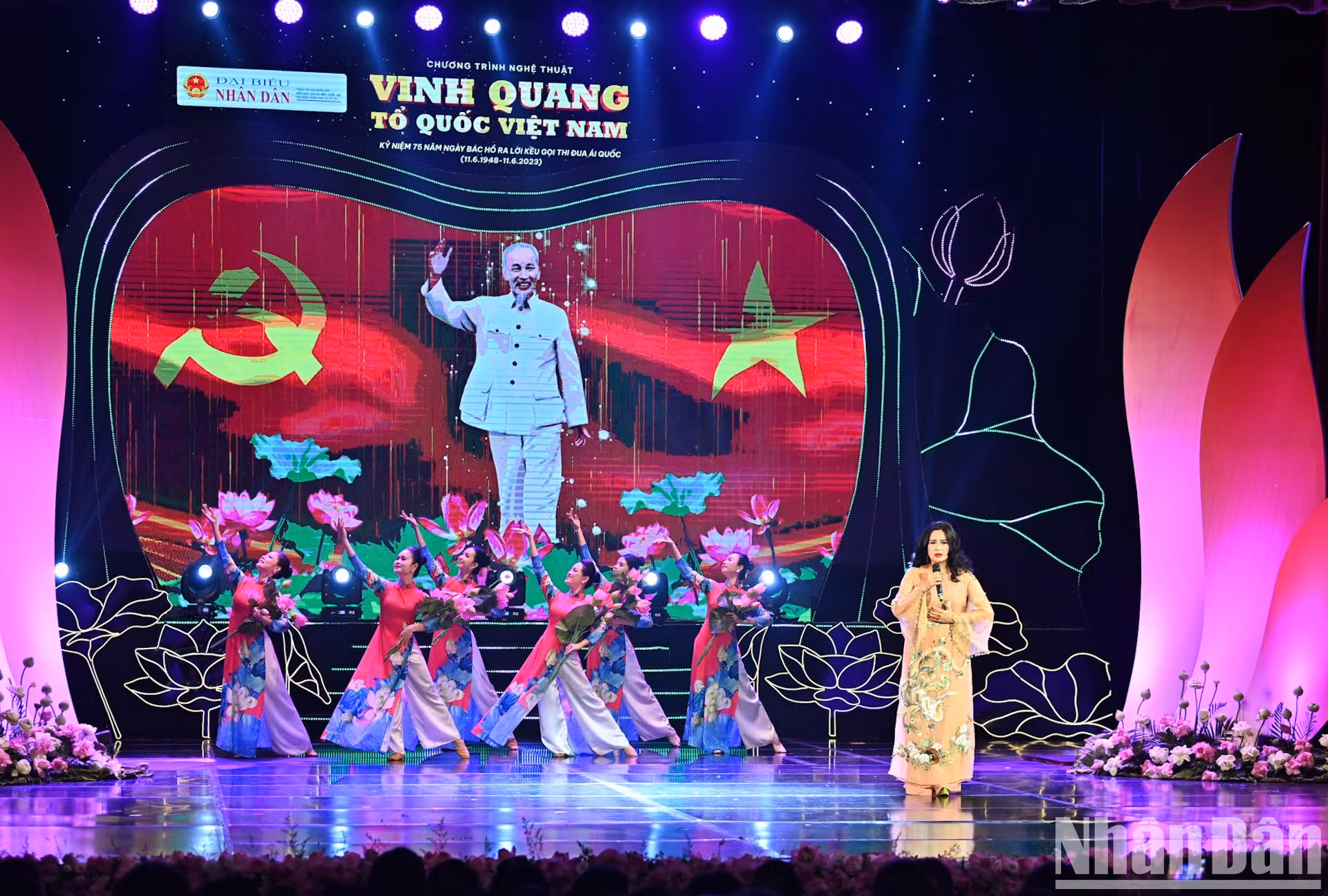 El cantante Thanh Lam interpreta la canción "Tío Ho, un inmenso amor".