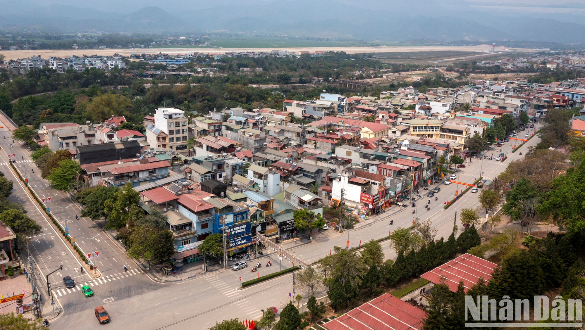 En 2003 Dien Bien Phu fue reconocida como área urbana de tercera clase y se convirtió en una ciudad bajo la provincia de Dien Bien. Desde entonces se han realizado numerosas obras de ampliación y modernización de la ciudad. En 2003 Dien Bien Phu fue reconocida como área urbana de tercera clase y se convirtió en una ciudad bajo la provincia de Dien Bien. Desde entonces se han realizado numerosas obras de ampliación y modernización de la ciudad.