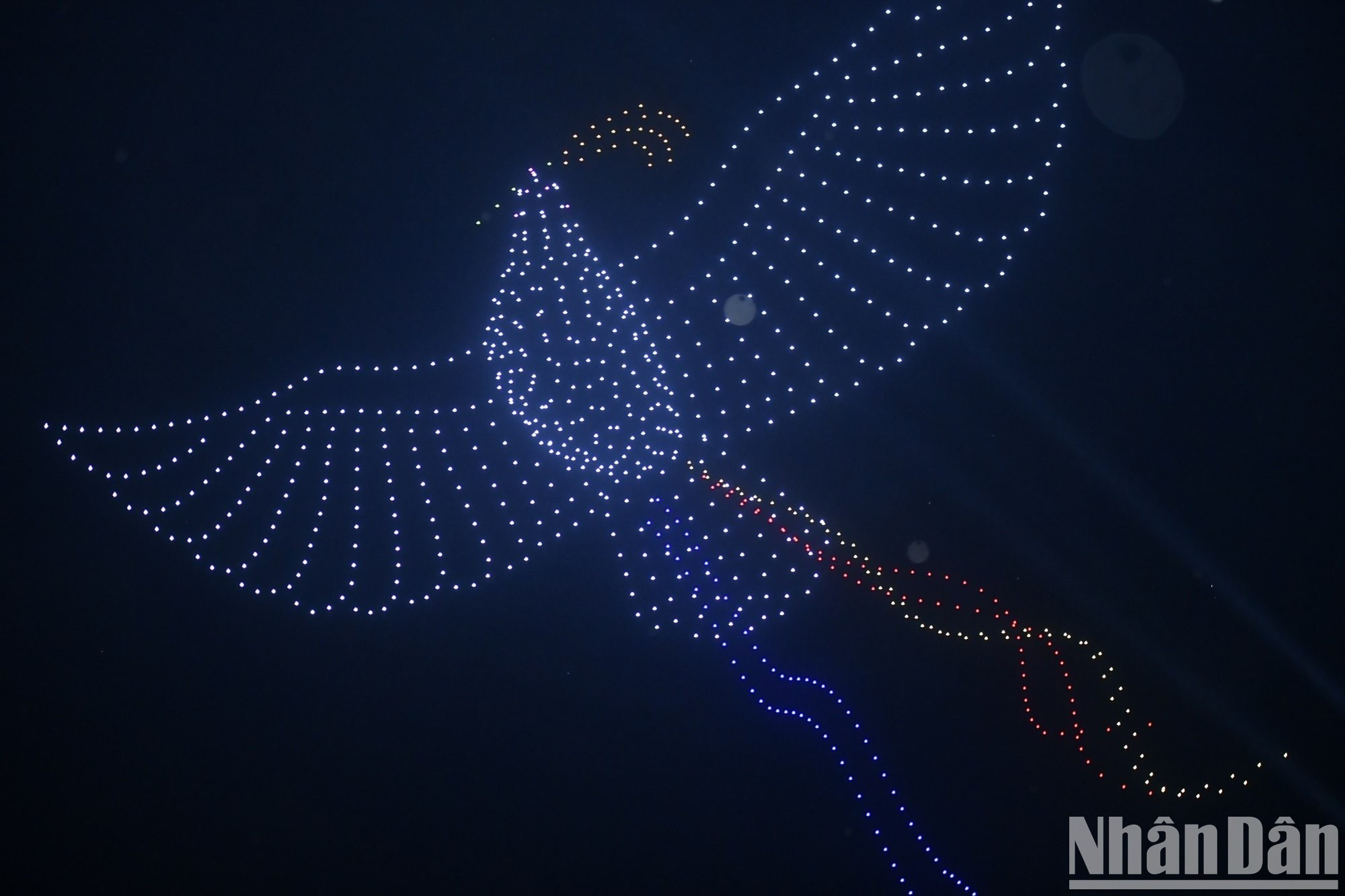 Tras el toque de campana, la formación de drones pasa de ser una "Campana de la Paz" a una "Paloma en vuelo", símbolo de la paz. Tras el toque de campana, la formación de drones pasa de ser una "Campana de la Paz" a una "Paloma en vuelo", símbolo de la paz.