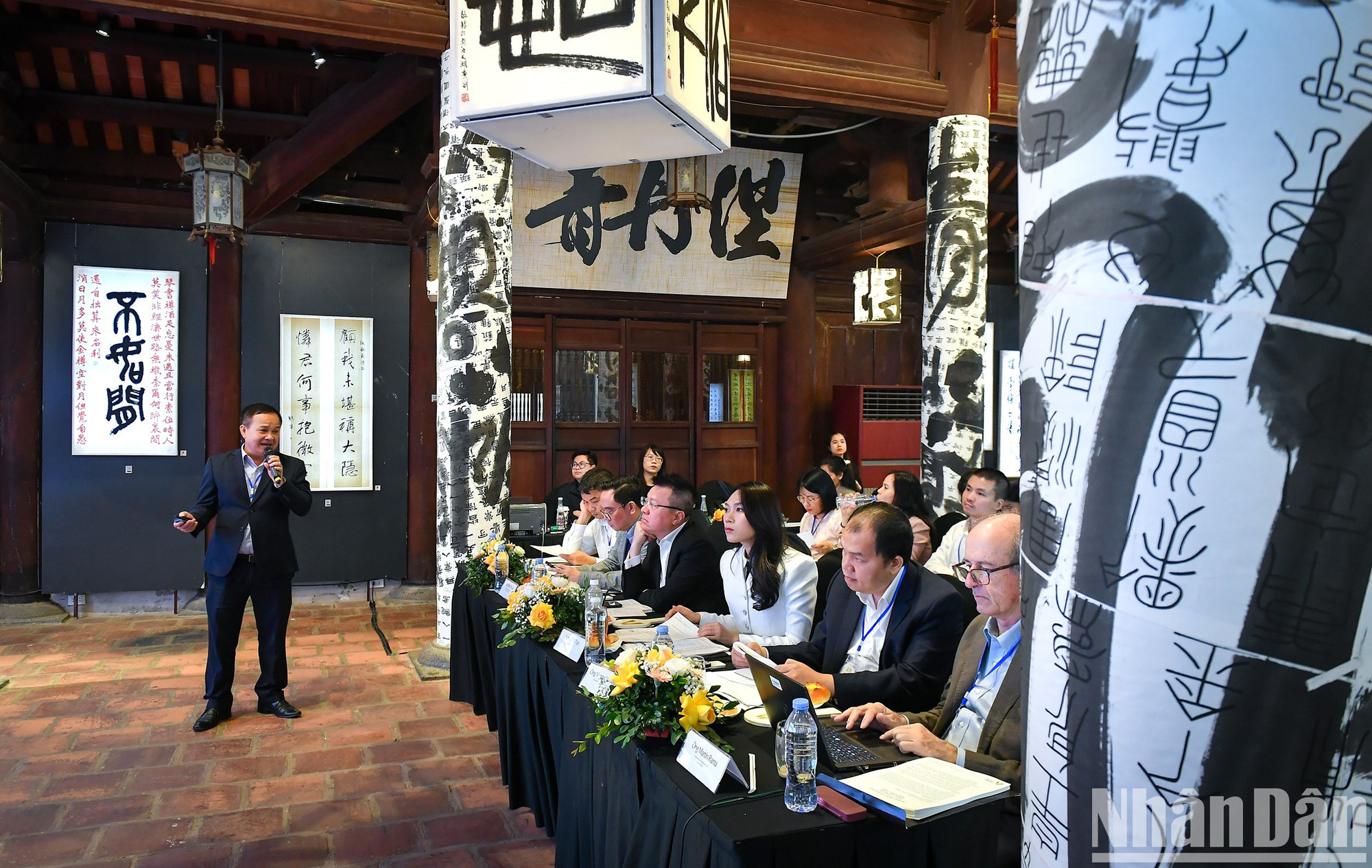 Los ganadores presentan sus ideas al jurado…