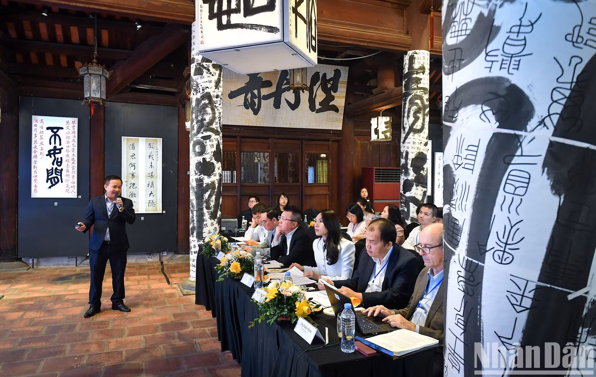 Los ganadores presentan sus ideas al jurado…