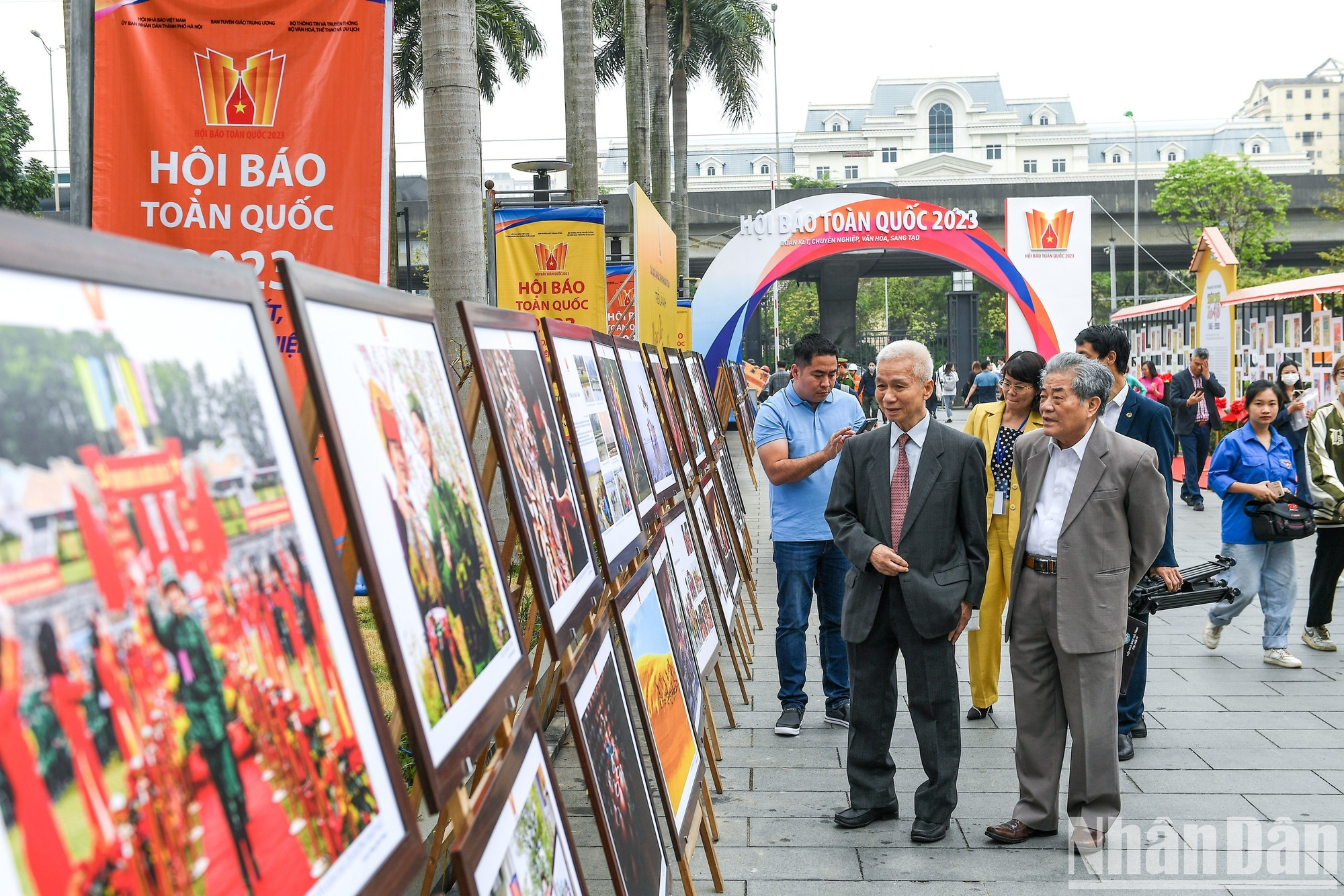 Los reporteros visitan una exposición fotográfica en el festival. Los reporteros visitan una exposición fotográfica en el festival.