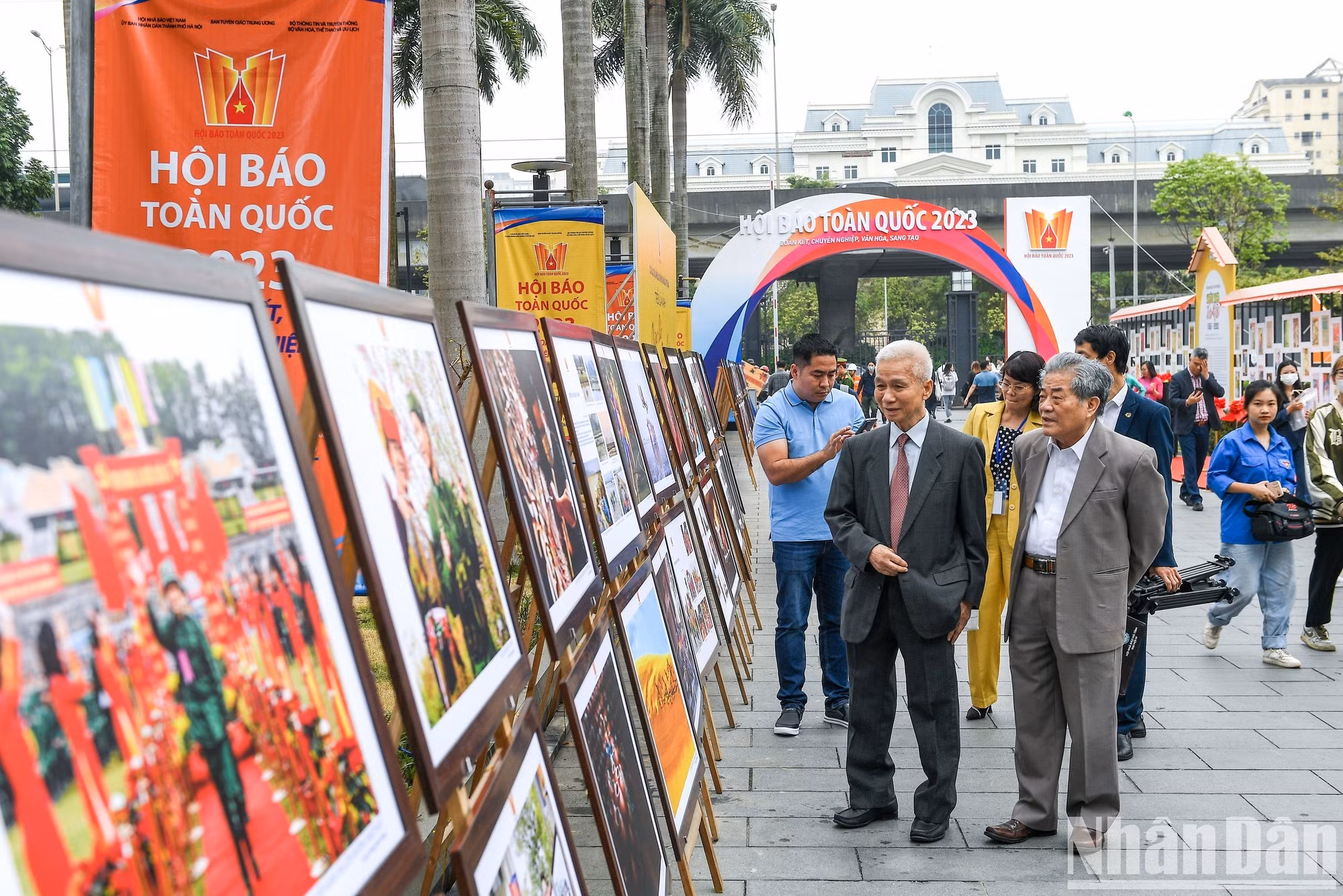 Los reporteros visitan una exposición fotográfica en el festival.