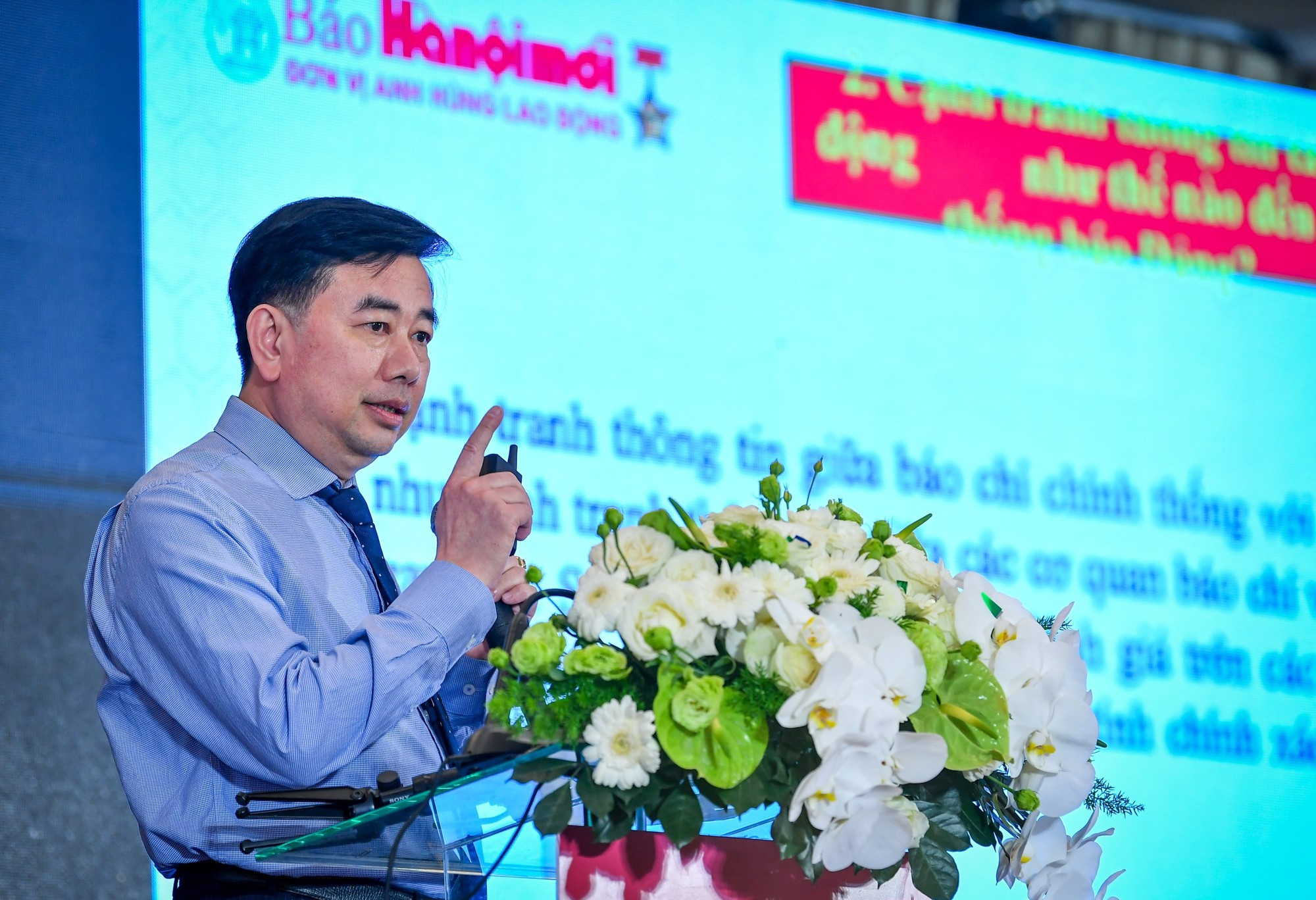 El periodista Nguyen Minh Duc, redactor jefe del periódico Hanoi Moi (Hanói nuevo), interviene en la cita. El periodista Nguyen Minh Duc, redactor jefe del periódico Hanoi Moi (Hanói nuevo), interviene en la cita.