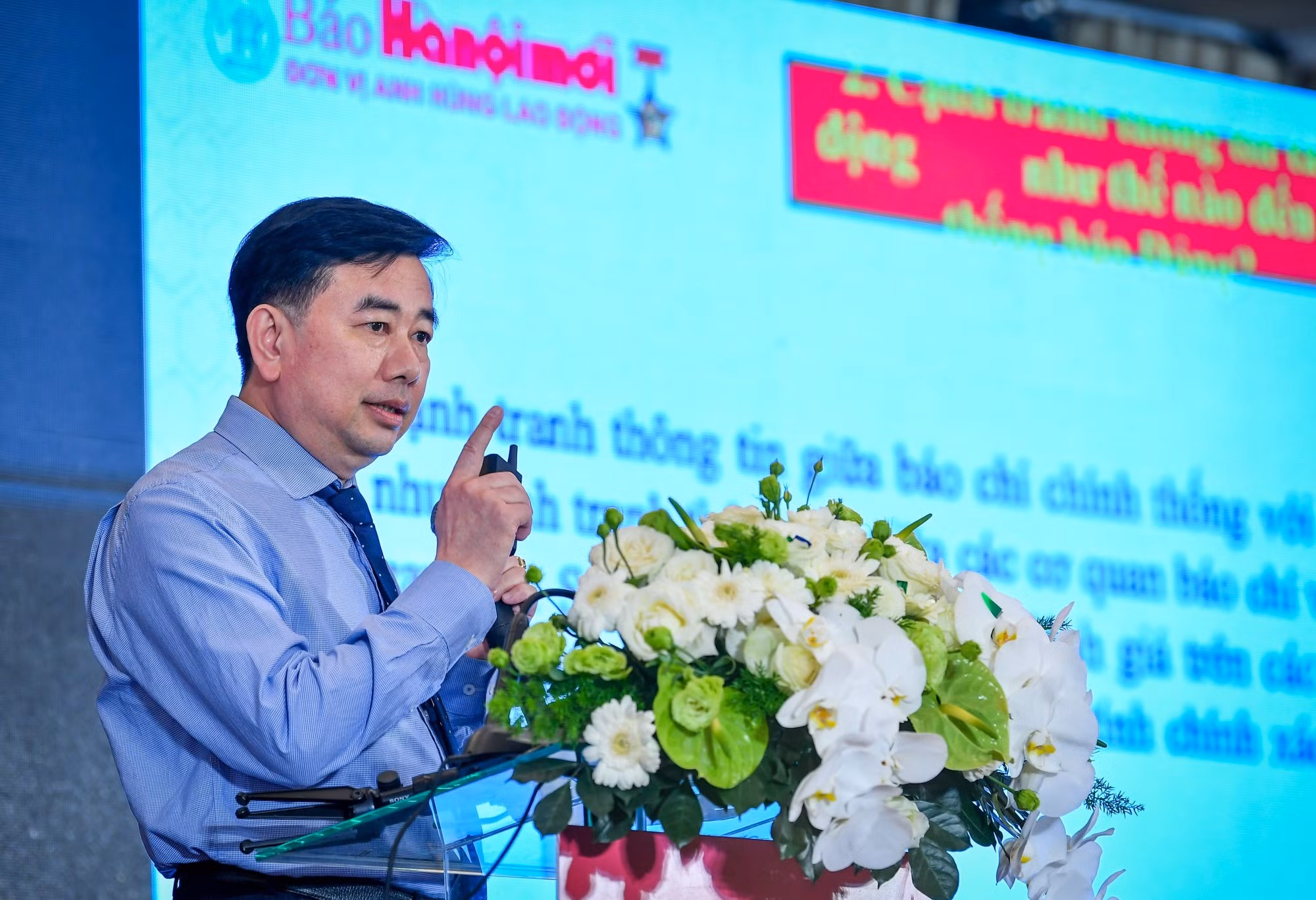 El periodista Nguyen Minh Duc, redactor jefe del periódico Hanoi Moi (Hanói nuevo), interviene en la cita.