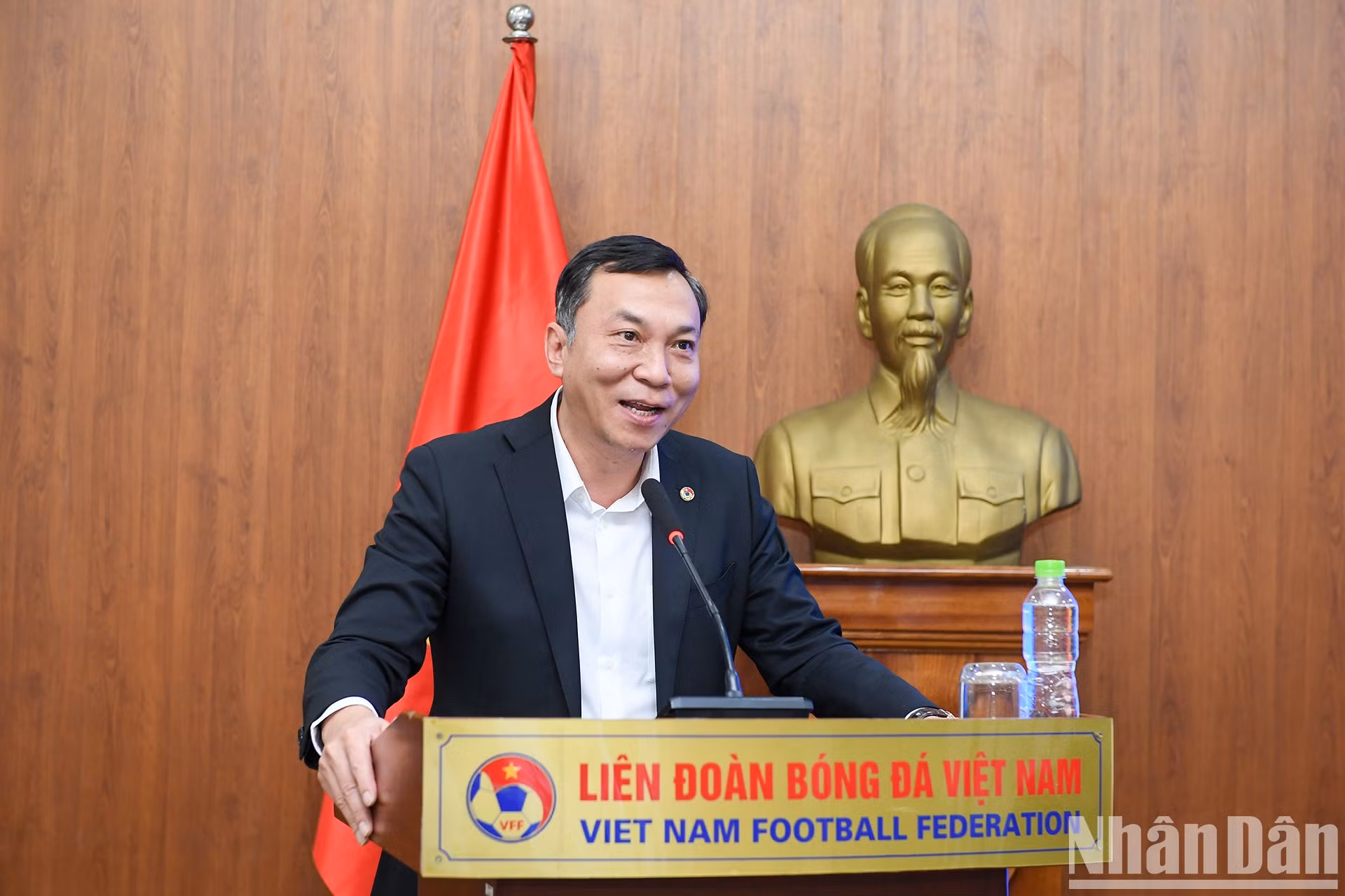 Tran Quoc Tuan, presidente de la Federación de Fútbol de Vietnam, habla en el acto.