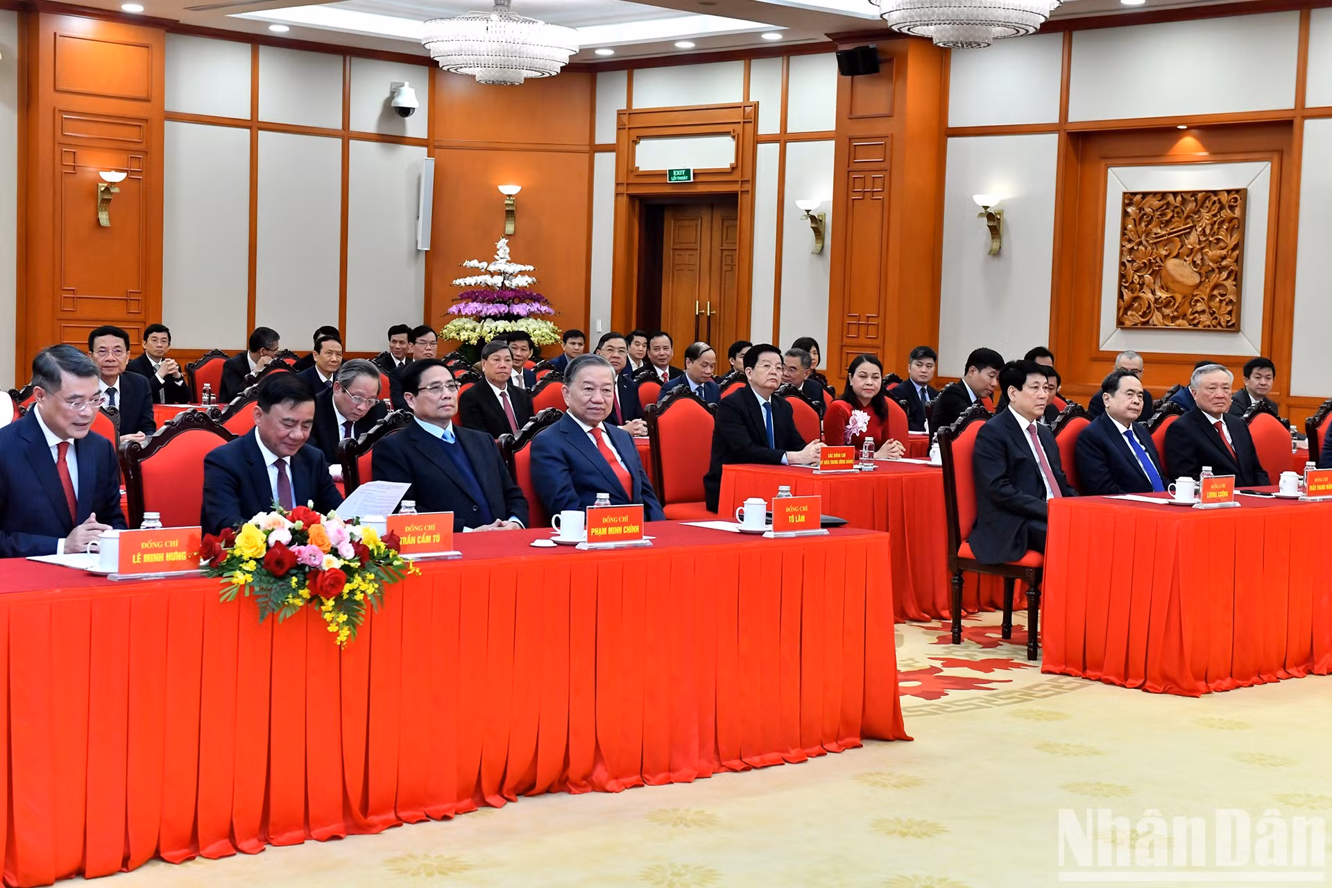 El secretario general del PCV, To Lam, los dirigentes del Partido y del Estado y delegados en la cita. El secretario general del PCV, To Lam, los dirigentes del Partido y del Estado y delegados en la cita.
