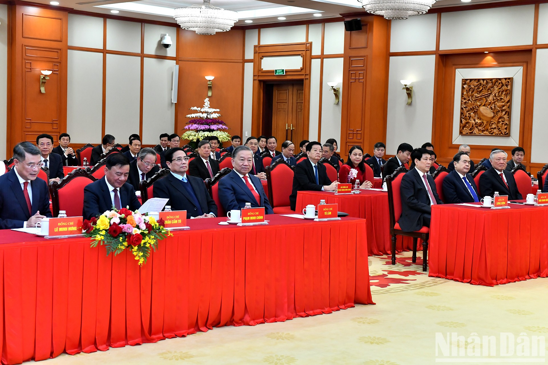 El secretario general del PCV, To Lam, los dirigentes del Partido y del Estado y delegados en la cita. El secretario general del PCV, To Lam, los dirigentes del Partido y del Estado y delegados en la cita.