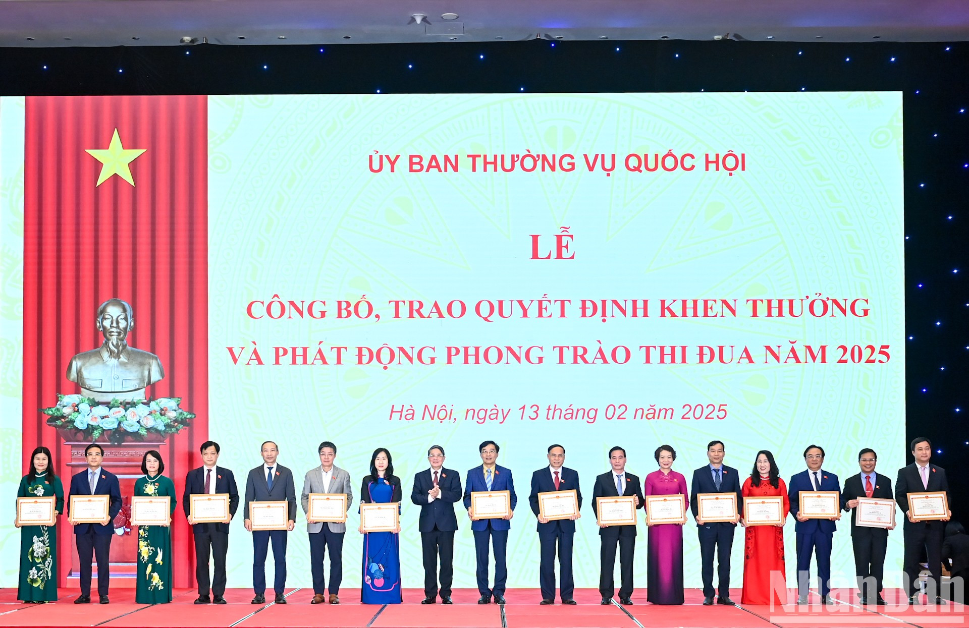El vicepresidente de la Asamblea Nacional vietnamita, Nguyen Duc Hai, entrega certificados de mérito a individuos. El vicepresidente de la Asamblea Nacional vietnamita, Nguyen Duc Hai, entrega certificados de mérito a individuos.