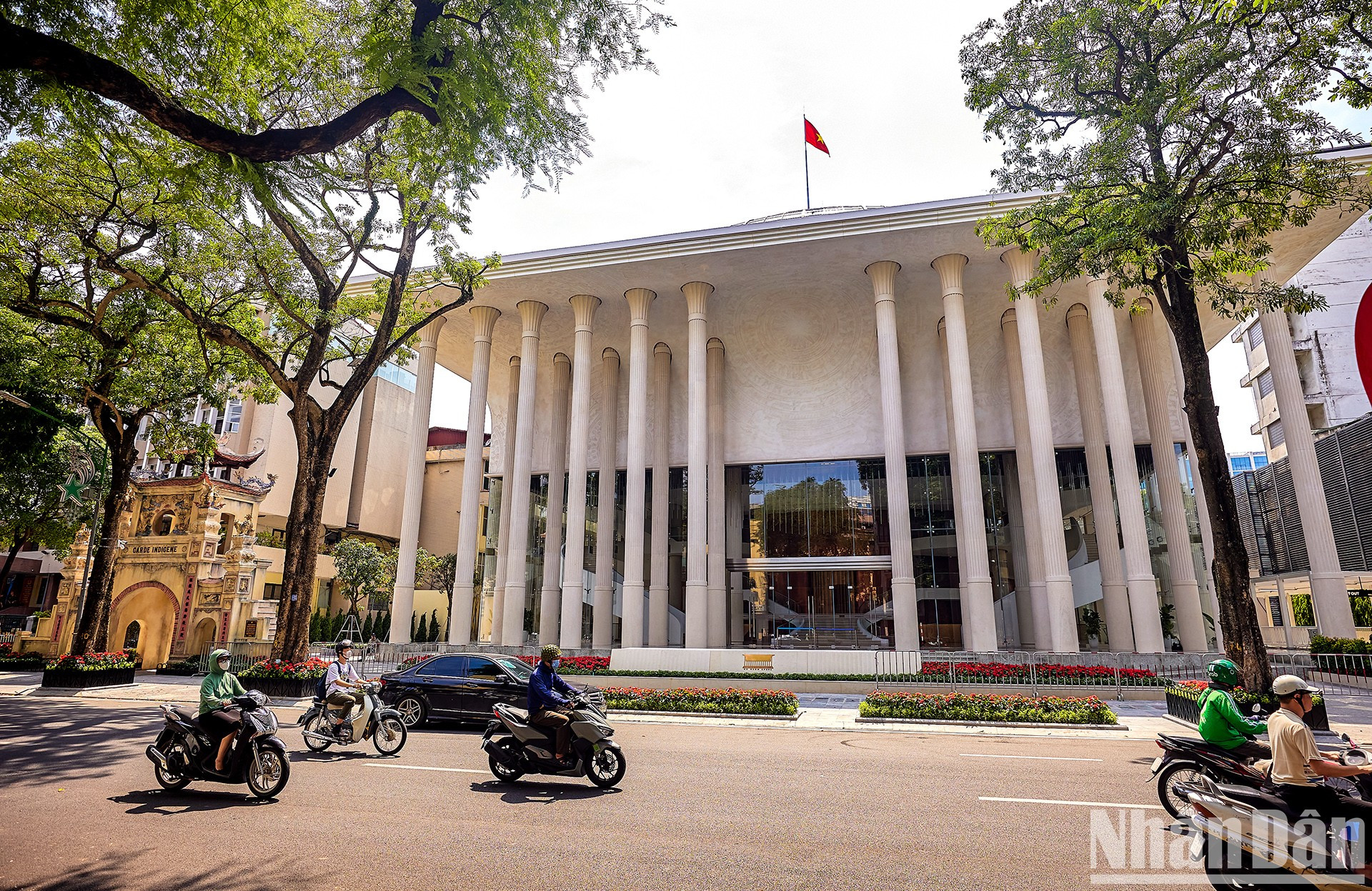 El Teatro Ho Guom fue inaugurado el 9 de julio e impresiona con sus 52 columnas monolíticas de piedra de España, y por emplear las tecnologías más modernas del mundo.