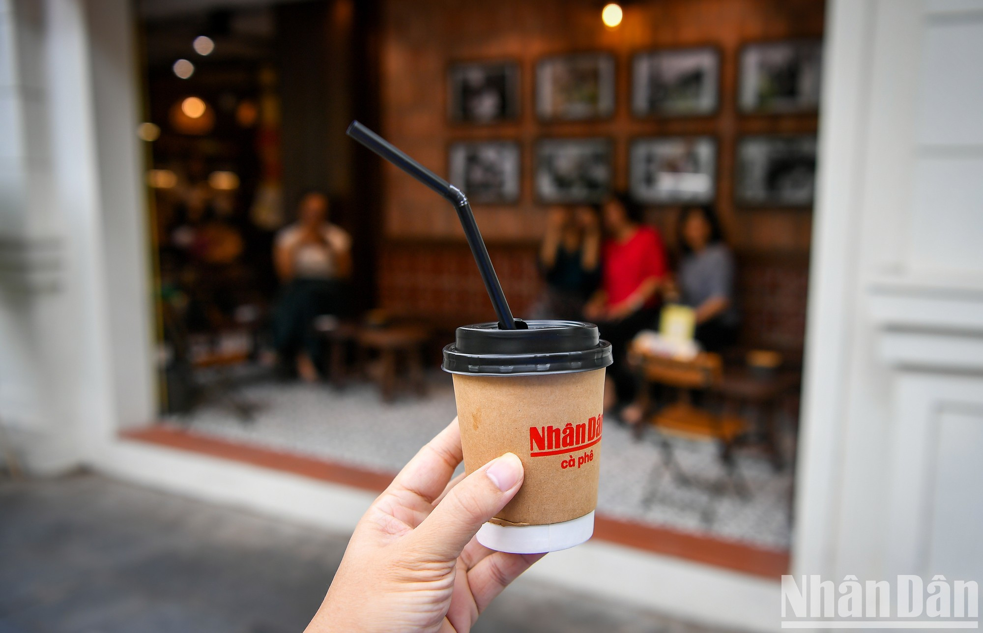 Beben café Nhan Dan y experimentan el espacio especial.