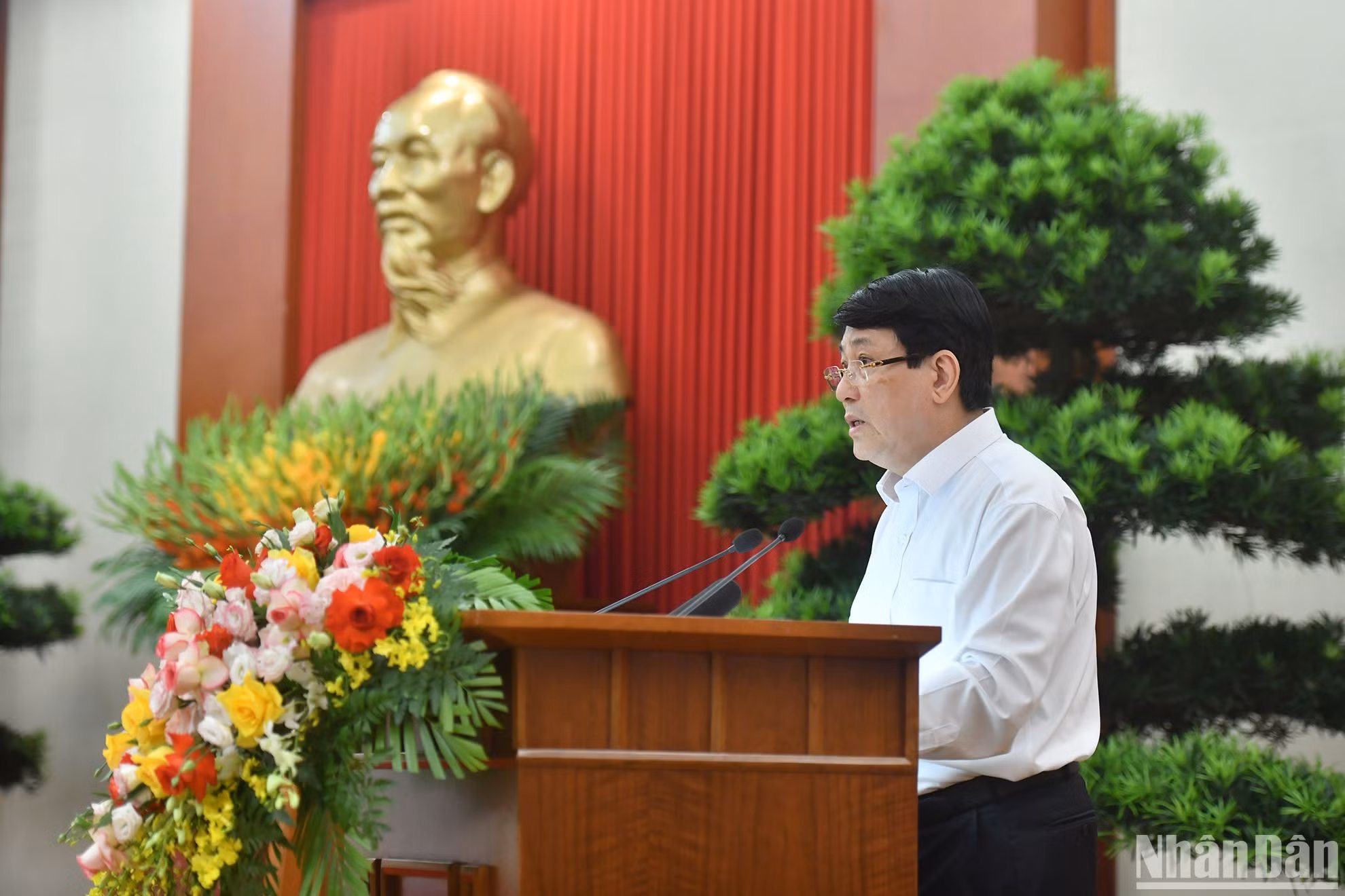 El miembro permanente del Secretariado del Comité Central del Partido Comunista de Vietnam, Luong Cuong, presente un informe.