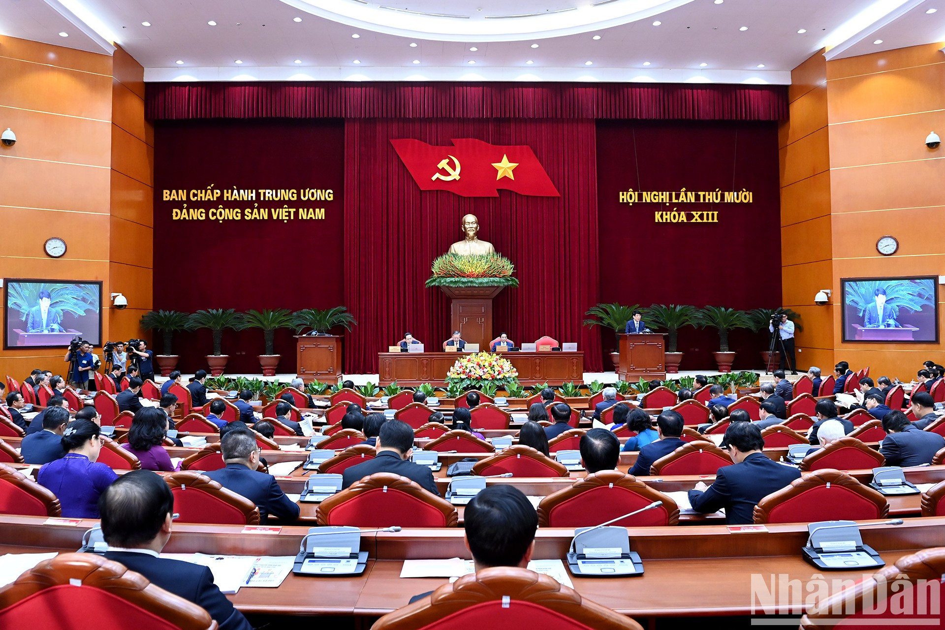 Escena de la inauguración. Escena de la inauguración.