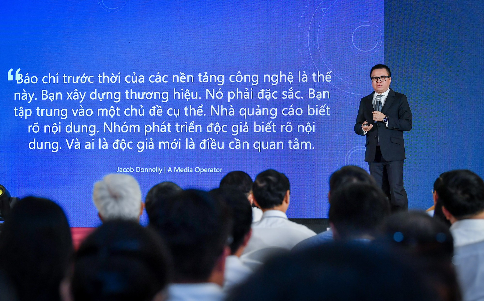 Quoc Minh habla en el evento. Quoc Minh habla en el evento.